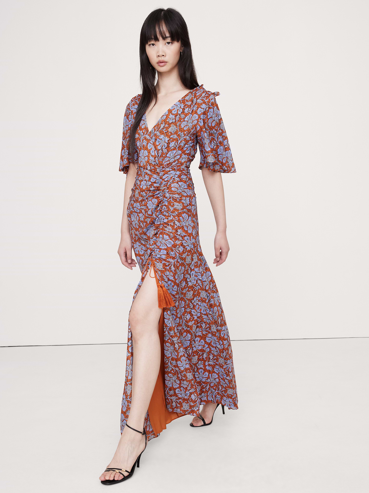L'image numéro 1 présente Robe longue à manches flottantes en crêpe extensible