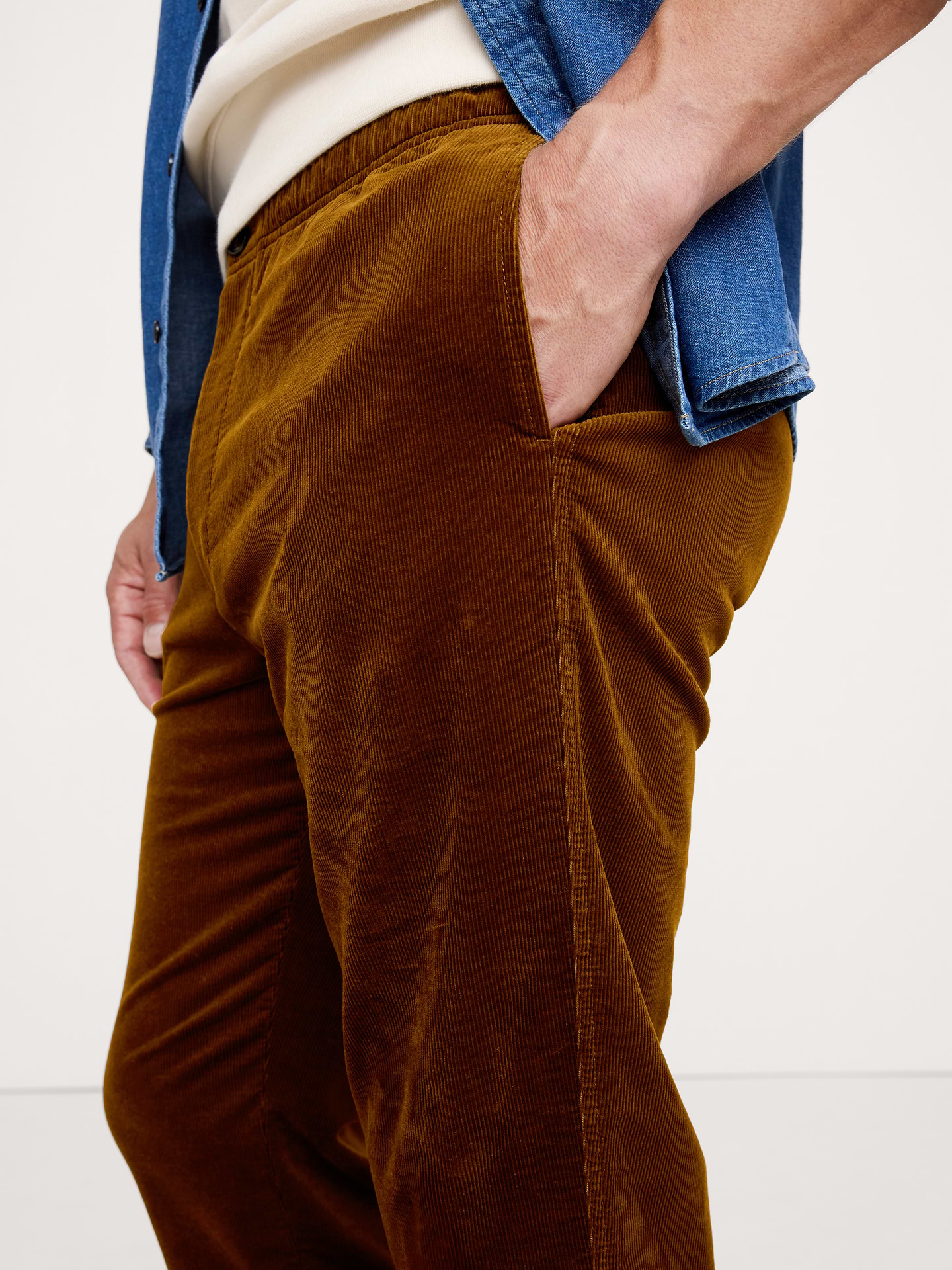L'image numéro 4 présente Pantalon à taille extensible en velours côtelé