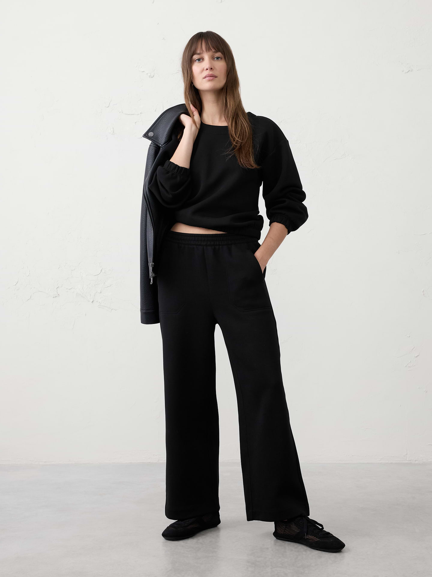 Image 1 of 4, Crafted from a smooth ultra-soft cotton blend fabric for a refined look with soft structure and all-day comfort., Pull on pant., Off-seam angled patch pockets., Back patch pockets., Back waist darts., Made exclusively for Banana Republic Factory., Product #812973