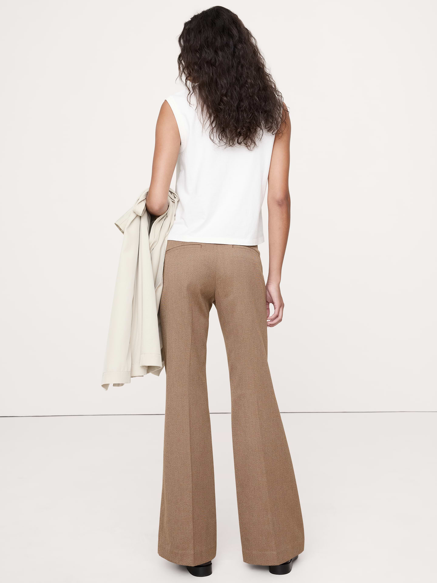 L'image numéro 6 présente Pantalon évasé à taille mi-basse en mélange de laine extensible