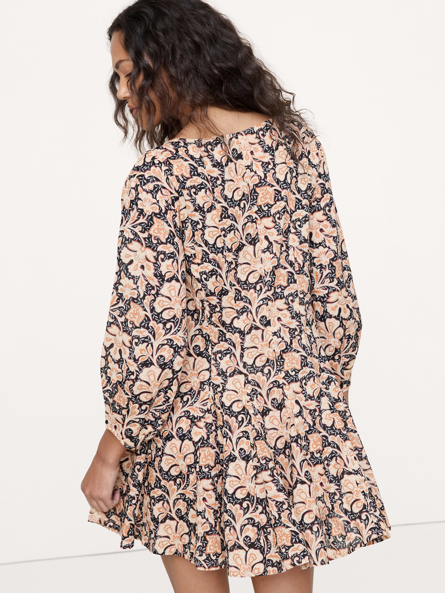L'image numéro 3 présente Robe courte en coton avec sac de taille