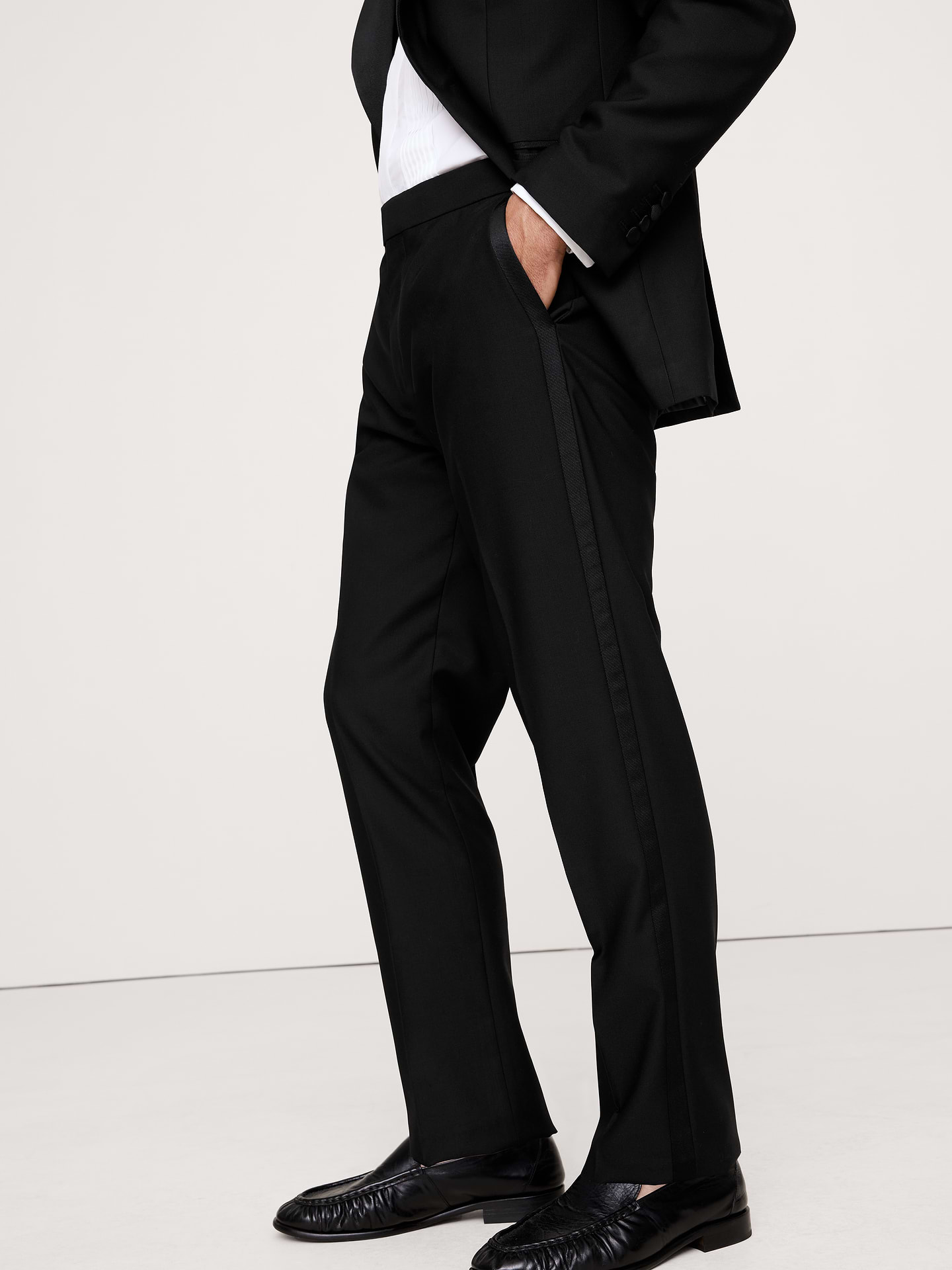 L'image numéro 4 présente Pantalon de smoking étroit en laine italienne barathéa