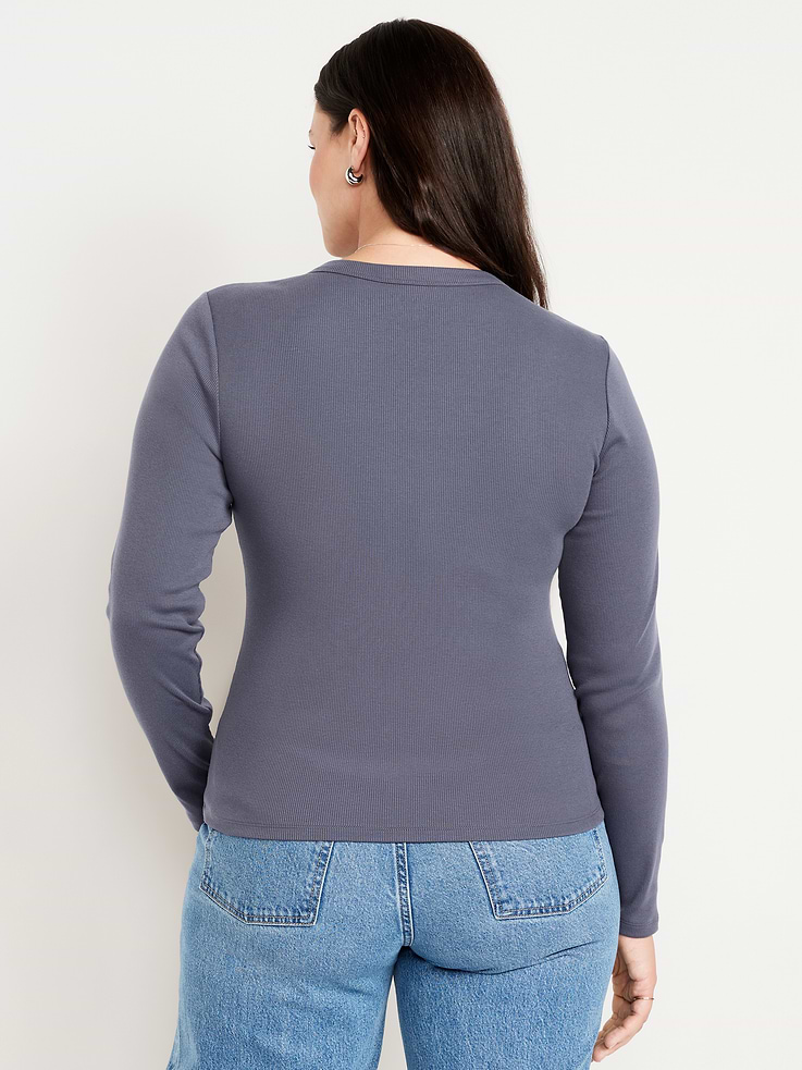 L'image numéro 5 présente T-shirt ajusté à col rond et à manches longues