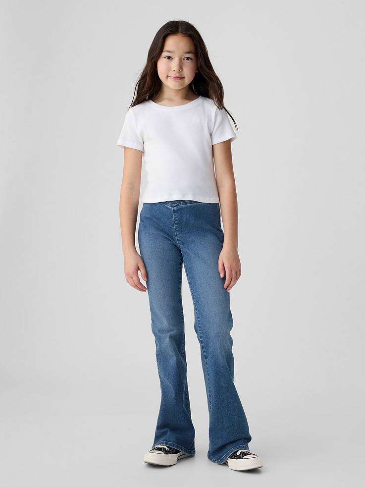 Image 1 de 6, Un clin d’œil à nos tout débuts. À la mode d’aujourd’hui., Fait de coton recyclé à 5 %. Moins de gaspillage dans le monde. Plus de denim parfait pour vous., Denim ultra-extensible; jambe évasée., Taille élastique croisée., Fini indigo moyen., Produit écoresponsable: Ce vêtement fait partie de notre programme d’économie d’eau Washwell. Comparativement aux méthodes de lavage conventionnelles, le procédé Washwell utilise au moins 20 % d’eau en moins et a permis d’économiser plus d’un milliard de litres d’eau depuis 2016., Ce produit a été fabriqué dans une usine qui investit dans l’égalité des genres et l’autonomisation des femmes. Grâce à l’initiative RISE, visant à réinventer l’industrie pour soutenir l’égalité, et au programme P.A.C.E. d’avancement et de gestion de carrière de Gap Inc., nous aidons les gens qui fabriquent nos vêtements à acquérir les compétences, les connaissances, la confiance en soi et la résilience nécessaires pour progresser dans leur vie professionnelle et personnelle. Renseignez-vous ici ., Produit #461284