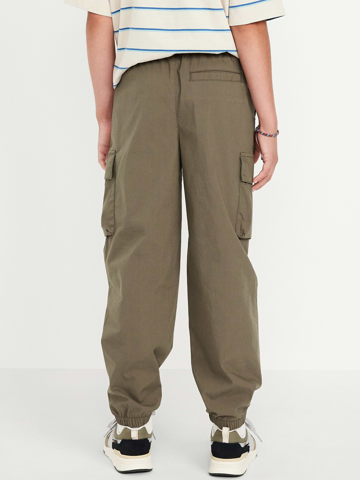 L'image numéro 2 présente Pantalon cargo coupe généreuse en popeline pour garçon