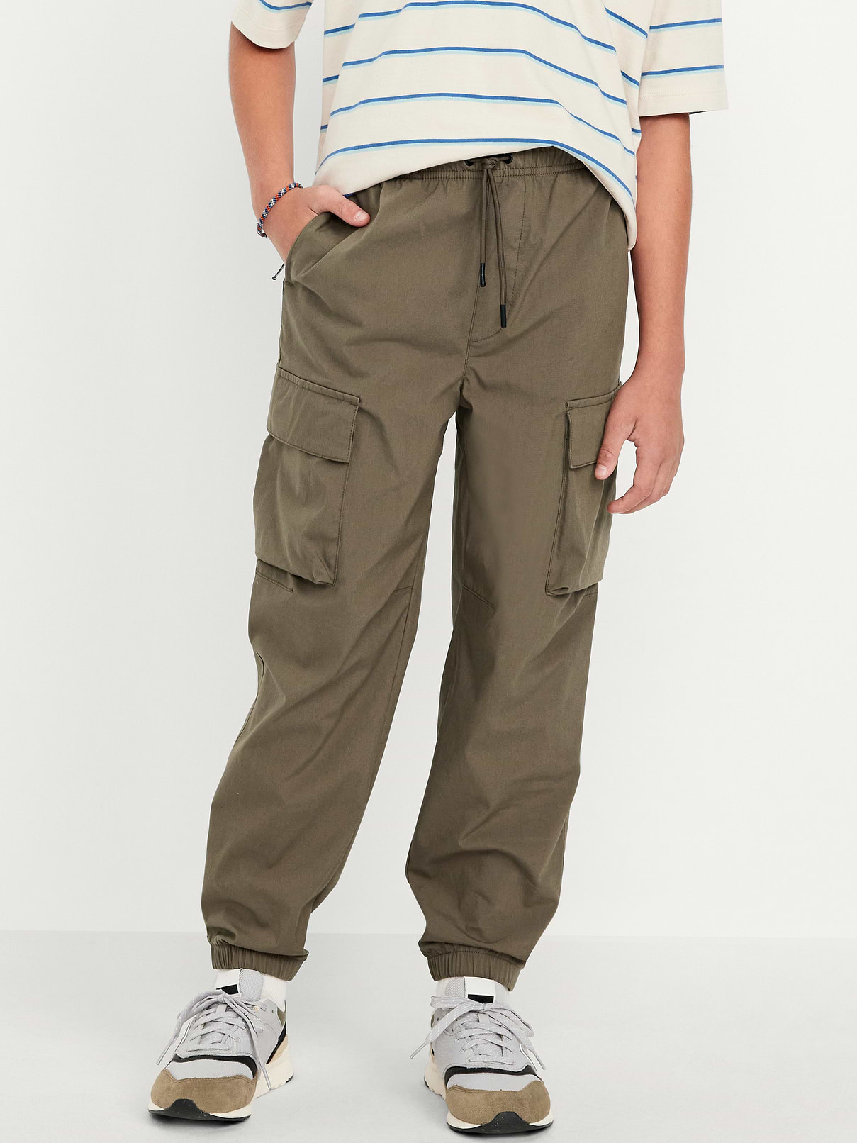 L'image numéro 1 présente Pantalon cargo coupe généreuse en popeline pour garçon