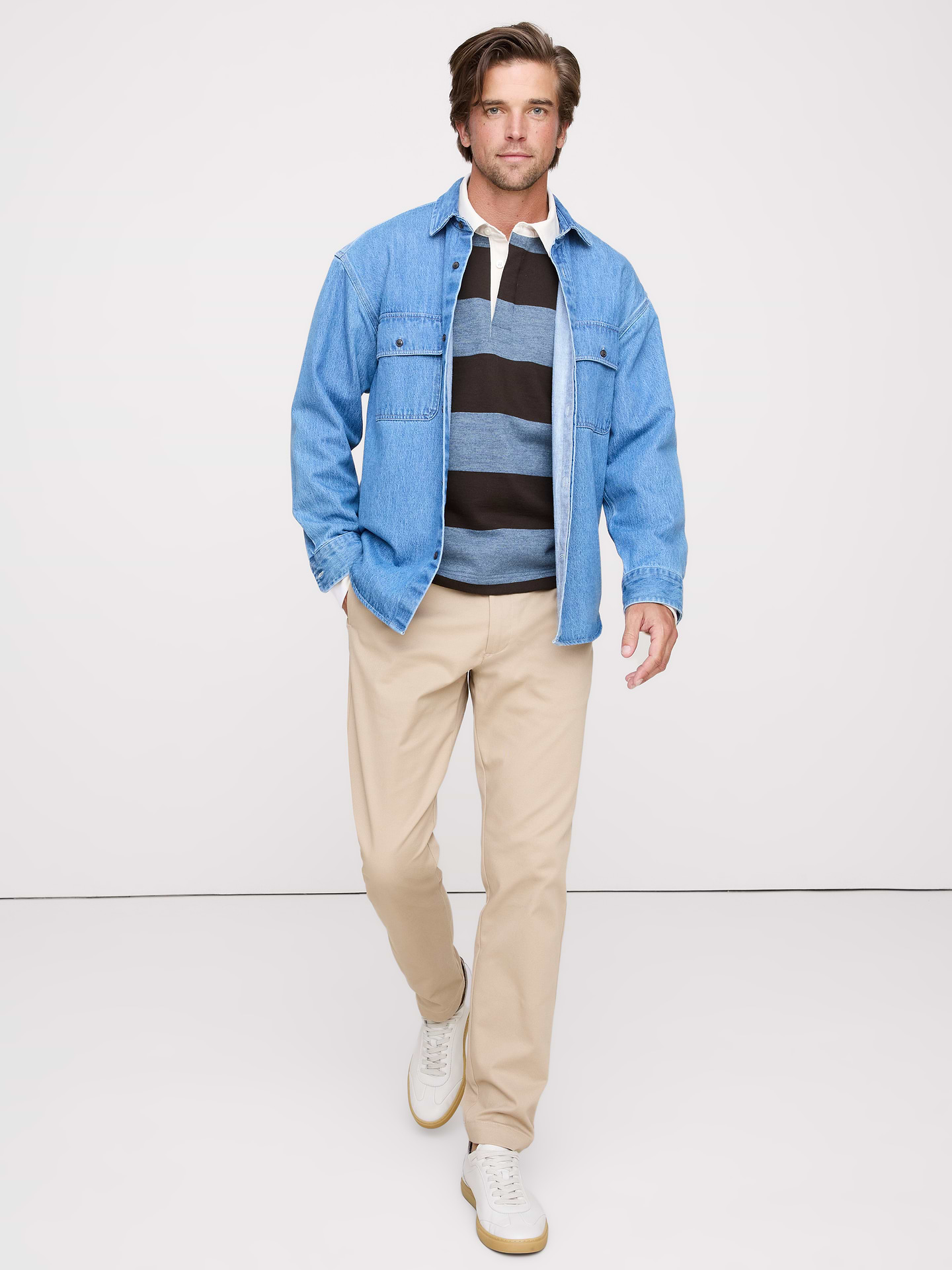 L'image numéro 1 présente Pantalon à coupe athlétique en chino extensible italien