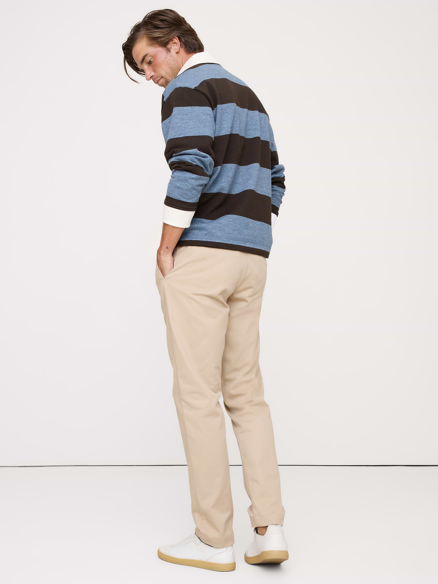 L'image numéro 3 présente Pantalon à coupe athlétique en chino extensible italien
