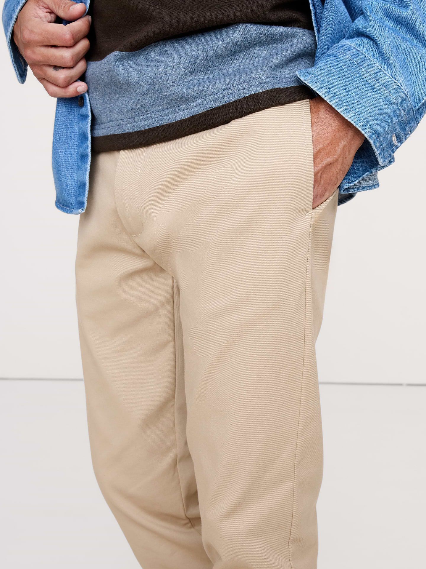 L'image numéro 4 présente Pantalon à coupe athlétique en chino extensible italien