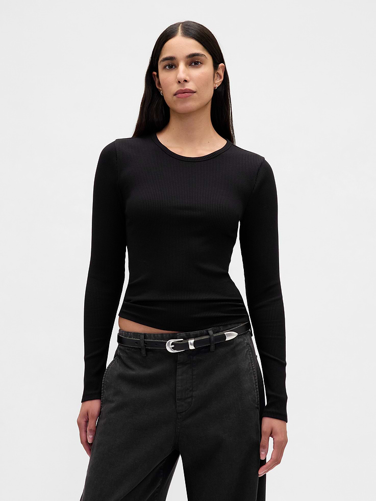 Image 1 de 4, Notre mélange de coton et de modal doux et extensible qui épouse parfaitement les formes. C’est votre nouvel indispensable de tous les jours., Mélange de coton et modal côtelé, doux et extensible., Ras du cou., Manches longues., Ce produit a été fabriqué dans une usine qui investit dans l’égalité des genres et l’autonomisation des femmes grâce au programme Reimagining Industry to Support Equality (RISE). Pour en savoir plus: gapinc.com/fr-ca/impact/bridging-the-equity-gap, Explorez notre Guide des t-shirts Gap (en anglais) ., Produit #801461