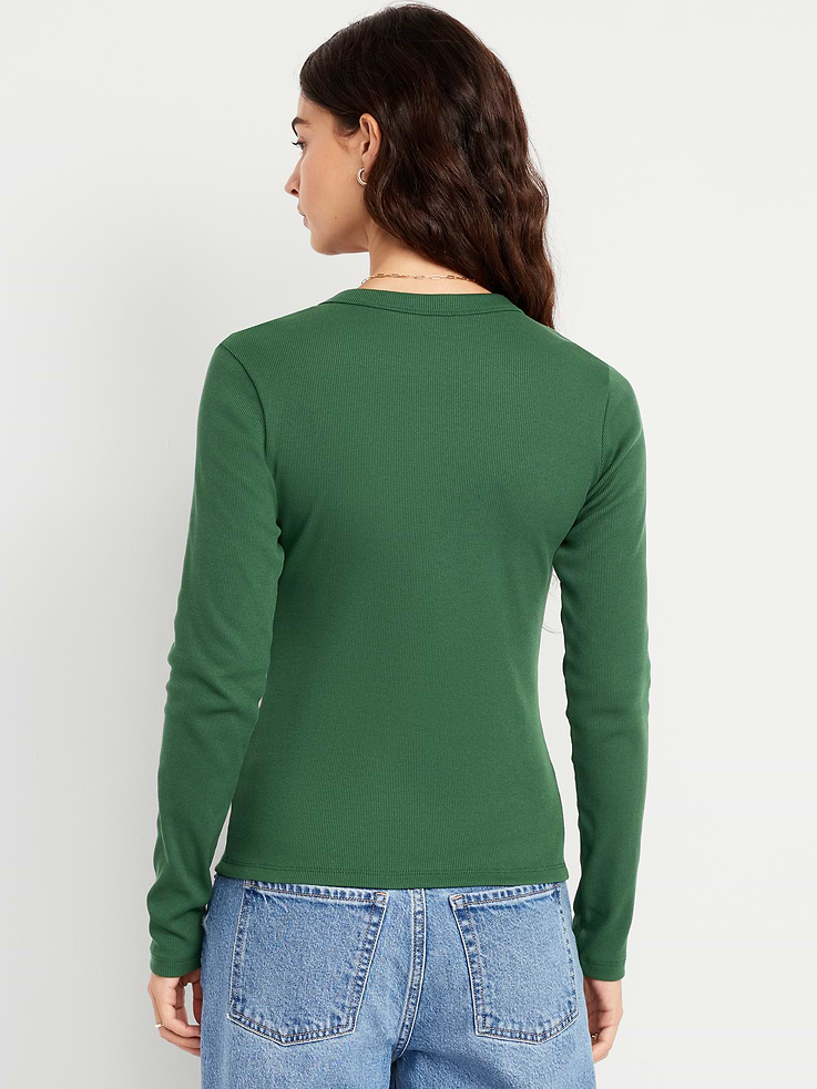 L'image numéro 2 présente T-shirt ajusté à col rond et à manches longues
