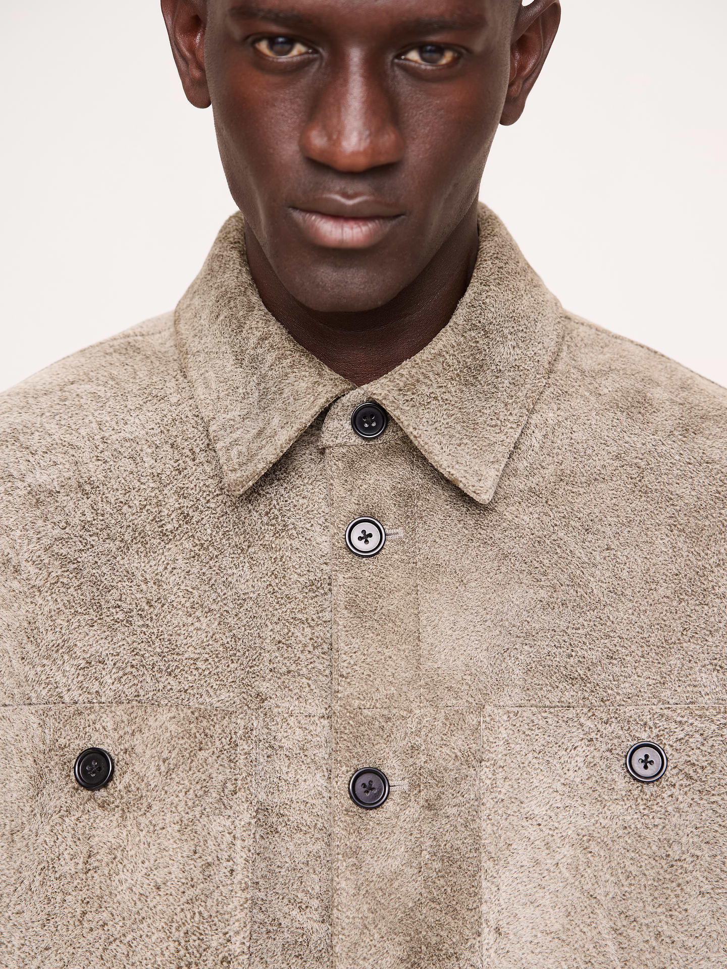 L'image numéro 7 présente Veste-chemise décontractée en suède texturé