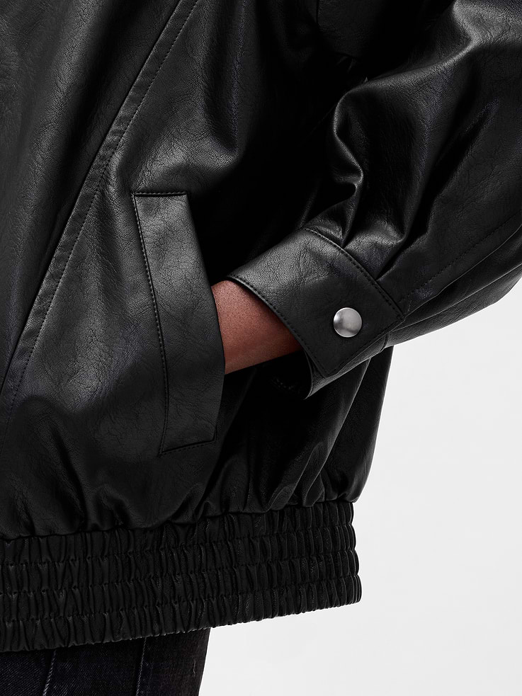 L'image numéro 4 présente Veste surdimensionnée en cuir végane