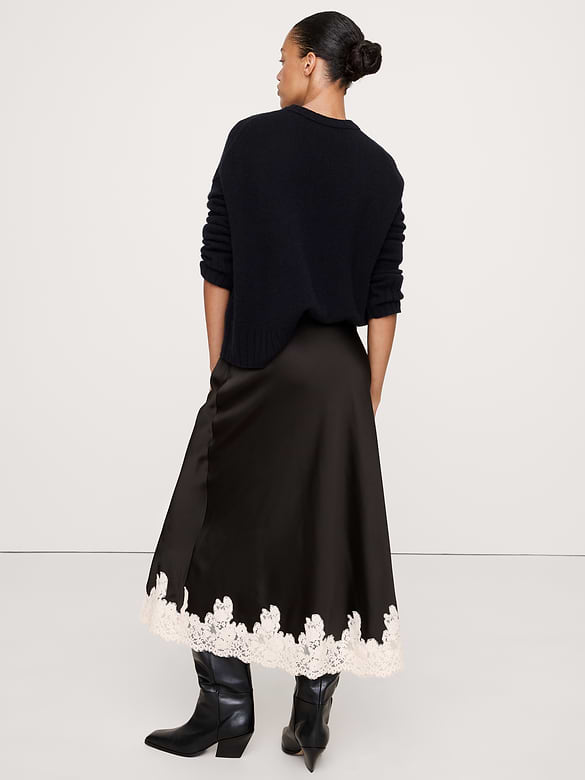 Jupe mi-longue en satin extensible avec ourlet en dentelle