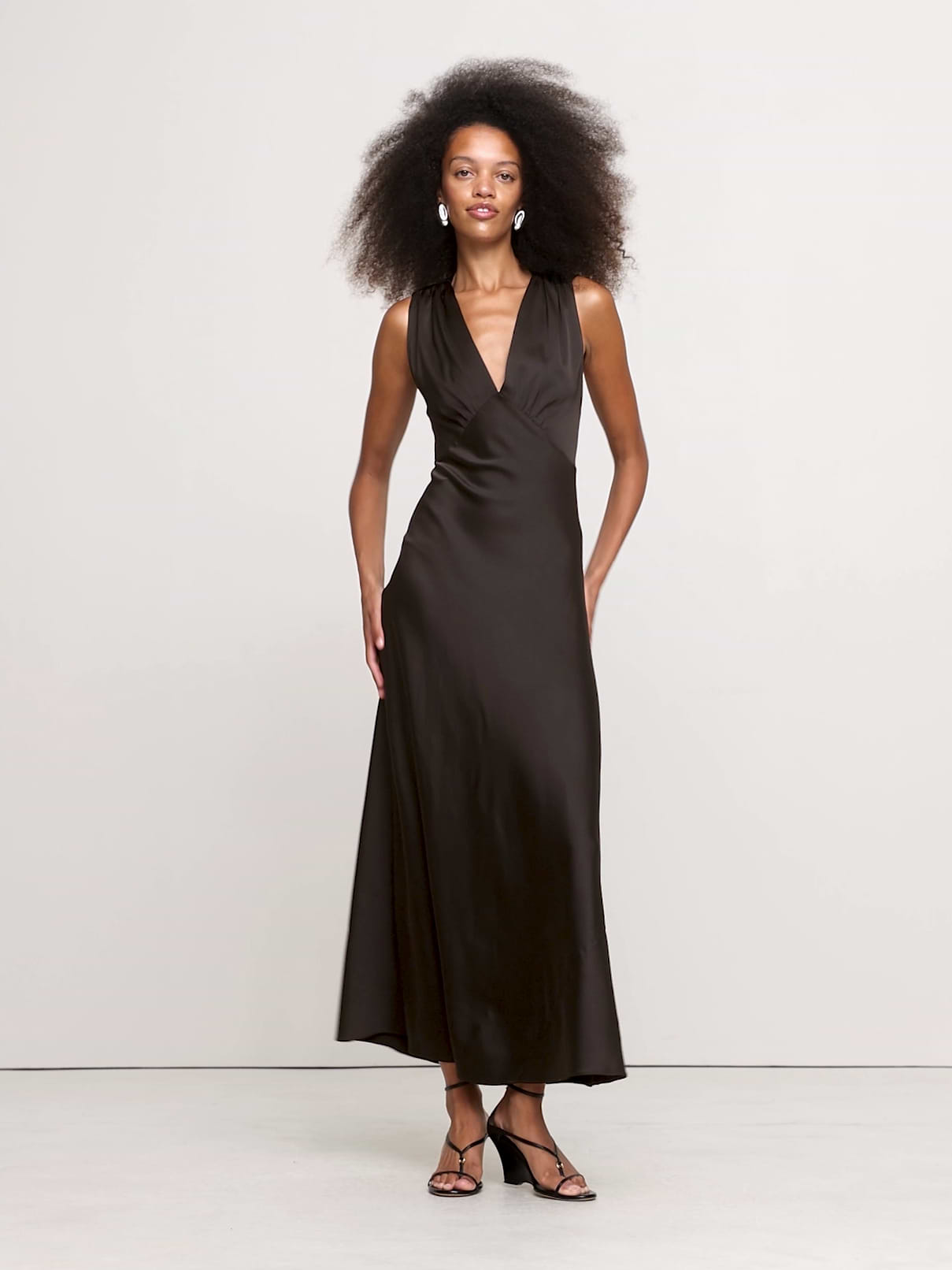 still white dress The Moment Color:White Pearl Satin / Desert Rose Satin this dress delivers timeless Ladies Tall Dresses Stylish robe longue noire