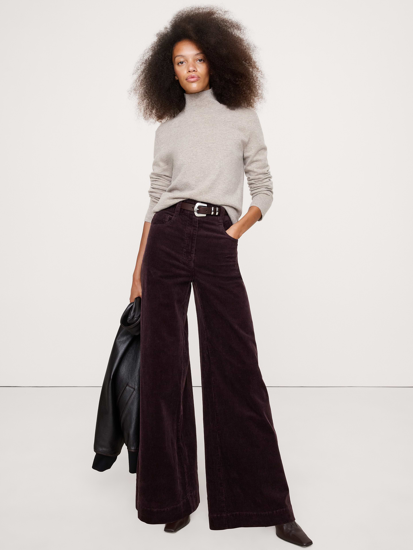 L'image numéro 1 présente Pantalon en velours côtelé à jambe large et à taille très haute