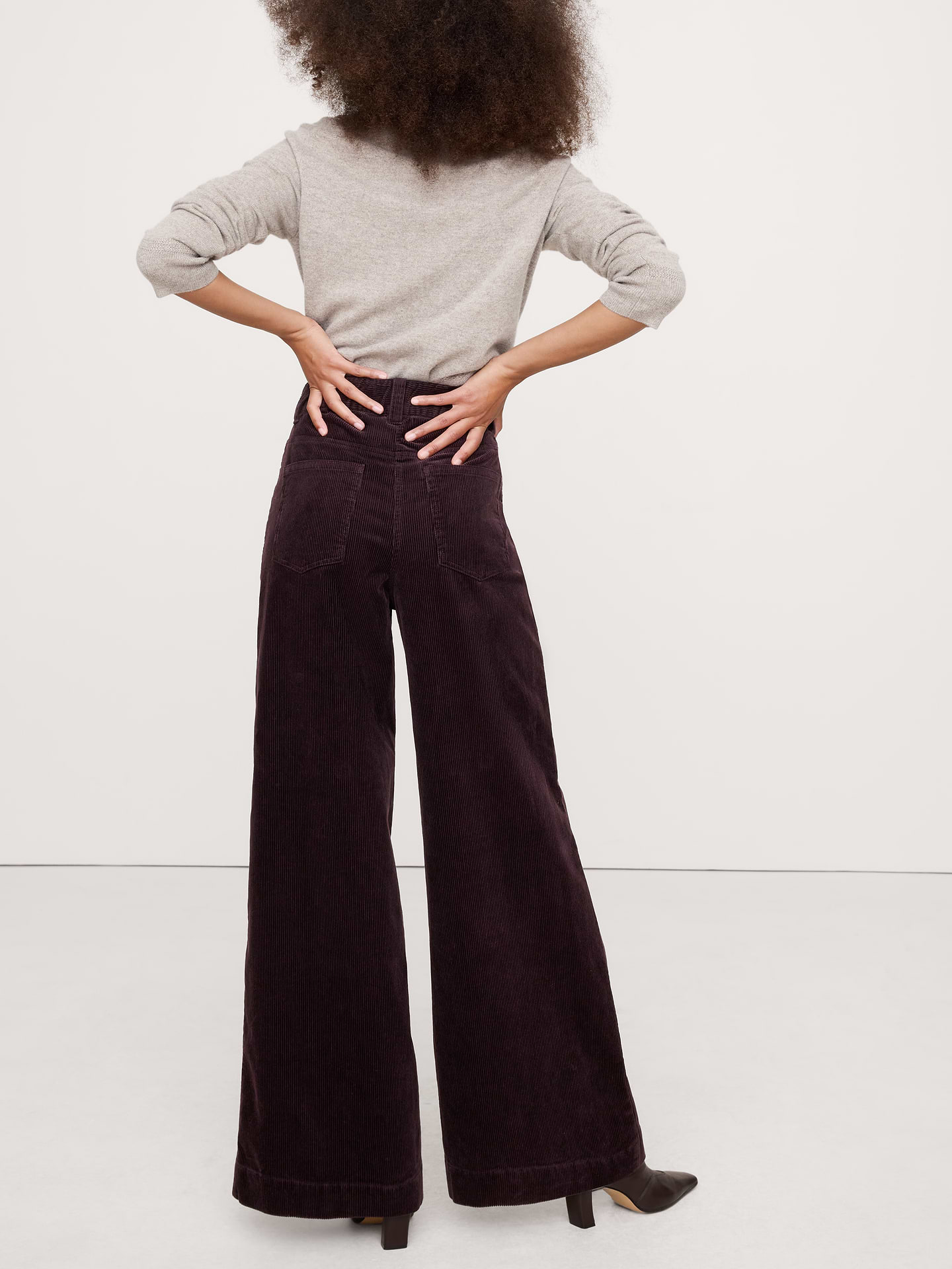 L'image numéro 6 présente Pantalon en velours côtelé à jambe large et à taille très haute