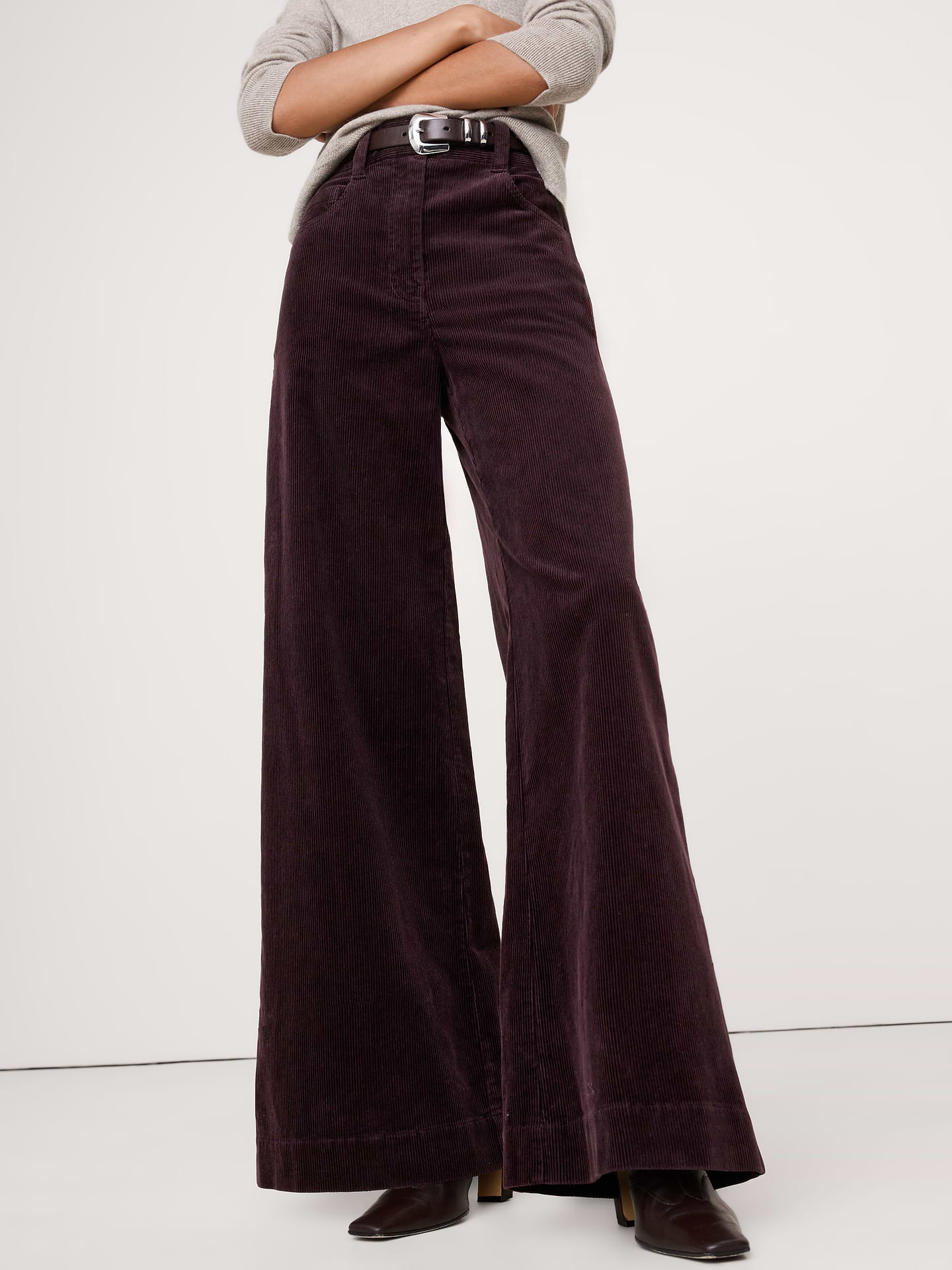 L'image numéro 7 présente Pantalon en velours côtelé à jambe large et à taille très haute