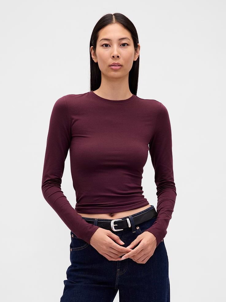Image 1 de 5, Notre modèle très doux et moulant. Confectionné en mélange de jersey de coton fin extensible. Coutures fines et tissu léger. Un modèle ajusté remis au goût du jour., Mélange de coton doux extensible., Ras du cou., Manches longues., Ce produit a été fabriqué dans une usine qui investit dans l’égalité des genres et l’autonomisation des femmes. Grâce à l’initiative RISE, visant à réinventer l’industrie pour soutenir l’égalité, et au programme P.A.C.E. d’avancement et de gestion de carrière de Gap Inc., nous aidons les gens qui fabriquent nos vêtements à acquérir les compétences, les connaissances, la confiance en soi et la résilience nécessaires pour progresser dans leur vie professionnelle et personnelle.Pour en savoir plus: ici ., Explorez notre Guide des t-shirts Gap (en anglais) ., Ce produit a été fabriqué dans une usine qui investit dans l’égalité des genres et l’autonomisation des femmes grâce au programme Reimagining Industry to Support Equality (RISE). Pour en savoir plus, visitez gapinc.com/equite ., Produit #544344
