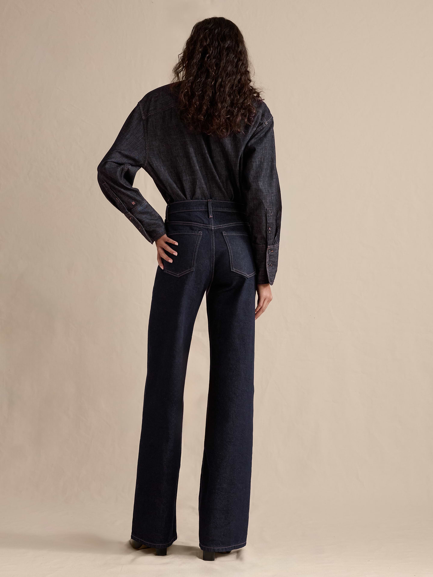L'image numéro 2 présente Le célèbre jean classique à jambe large