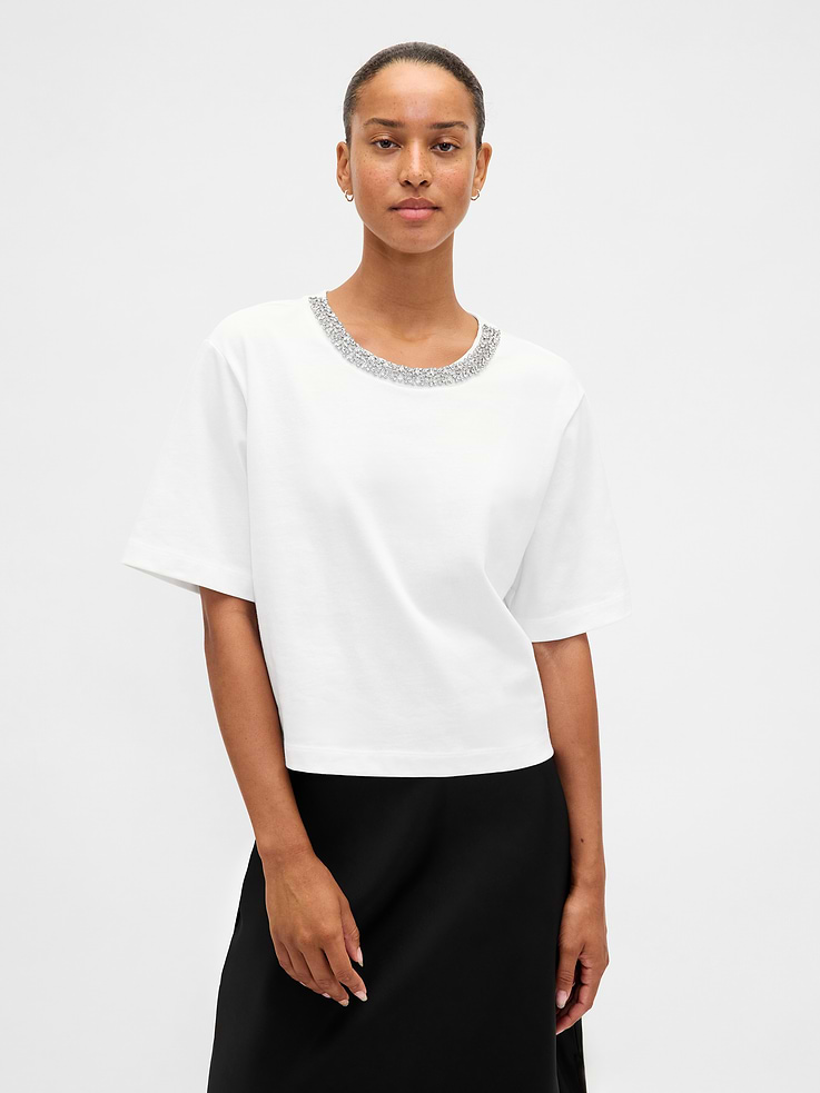 L'image numéro 1 présente T-shirt court à encolure ornée de pierres en tissu épais