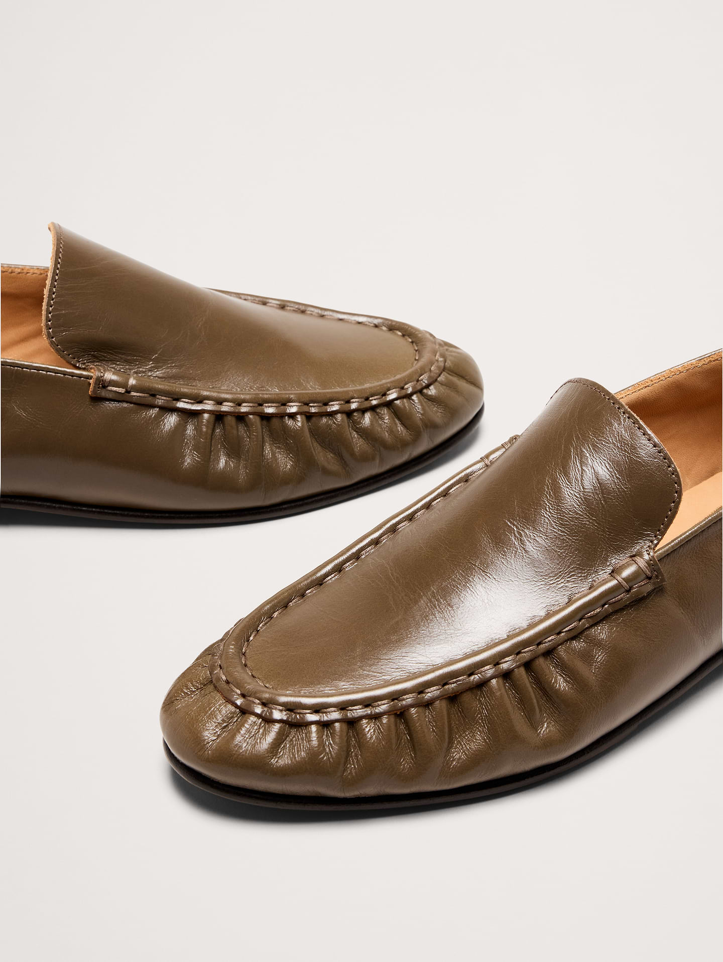 L'image numéro 6 présente Flâneurs en cuir à bout mocassin