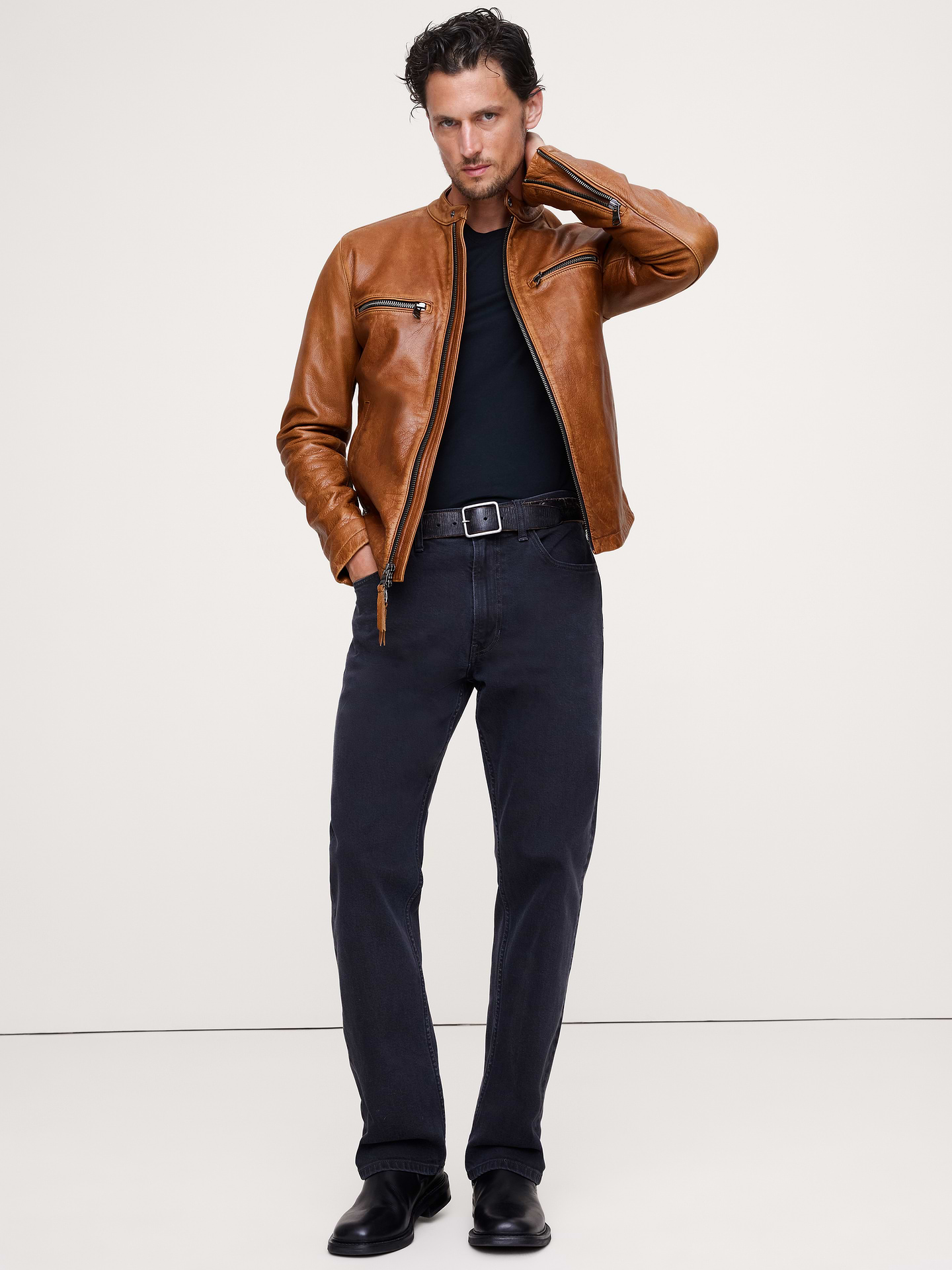 L'image numéro 1 présente Veste de style motard en cuir