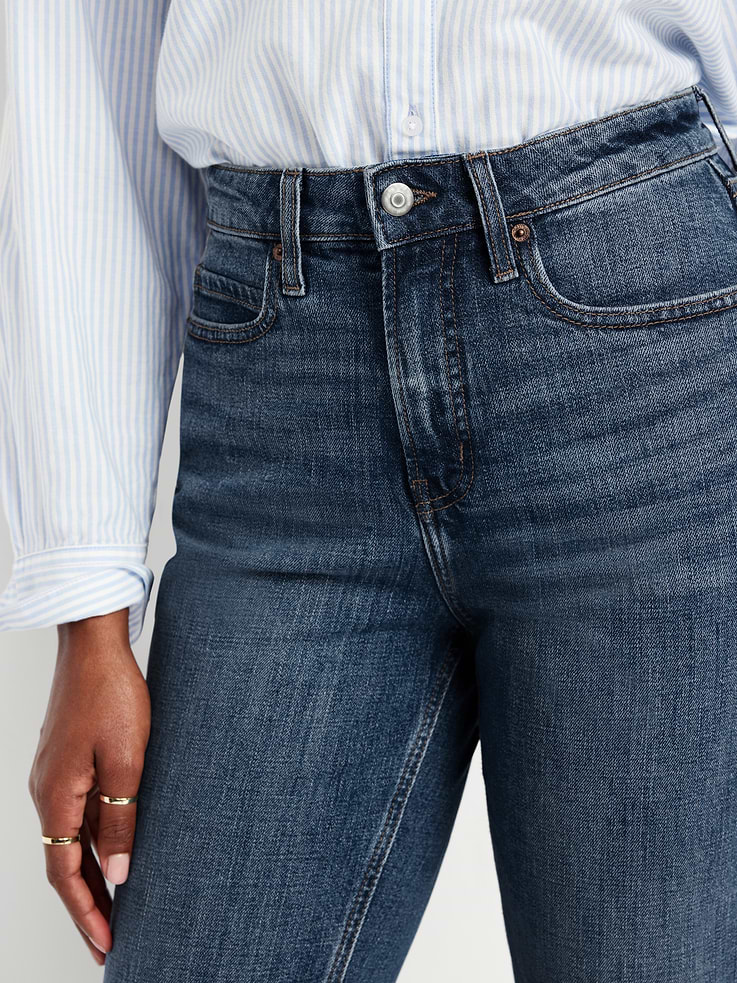 L'image numéro 4 présente Jean coupe droite profilée à taille très haute