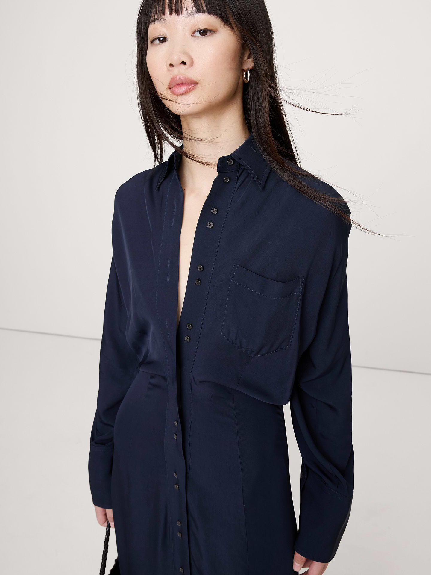 L'image numéro 4 présente Robe chemise en sergé drapé à taille cintrée