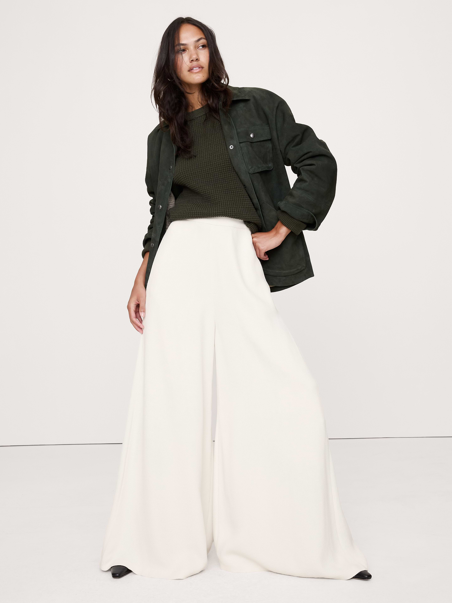 Image 1 de 4, Tout dans ce pantalon est extra: une jambe très large, une taille très haute et un crêpe luxueux d’épaisseur moyenne., Taille haute et jambe très large: taille haute, coupe ajustée à la taille et aux hanches. Cuisse droite, jambe très large. Pleine longueur., Fermeture à glissière dissimulée à gauche avec bouton ancre à l’intérieur., Poches sur les coutures latérales., Sans doublure., Produit #826945