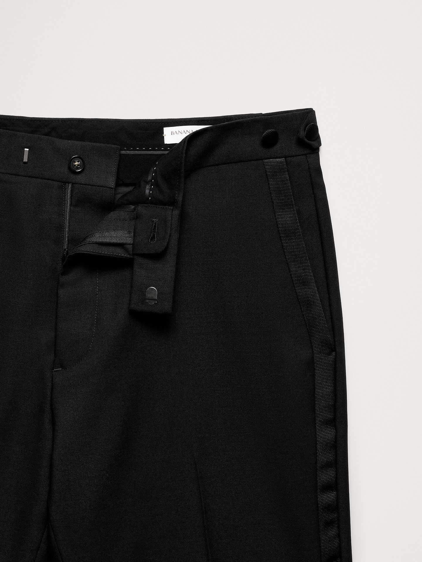 L'image numéro 6 présente Pantalon de smoking étroit en laine italienne barathéa