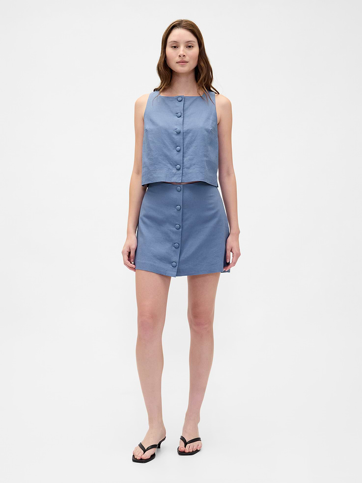 Image 1 of 5, Classic linen with the comfort turned up high. Expertly crafted for extra softness and breathability. Cut with the perfect drape., Soft linen-blend mini skort., Button-front closure., Zipper at side., Inner shorts., This product was made in a factory that invests in gender equity and women’s empowerment through RISE. Learn more at gapinc.com/equity ., Product #856520