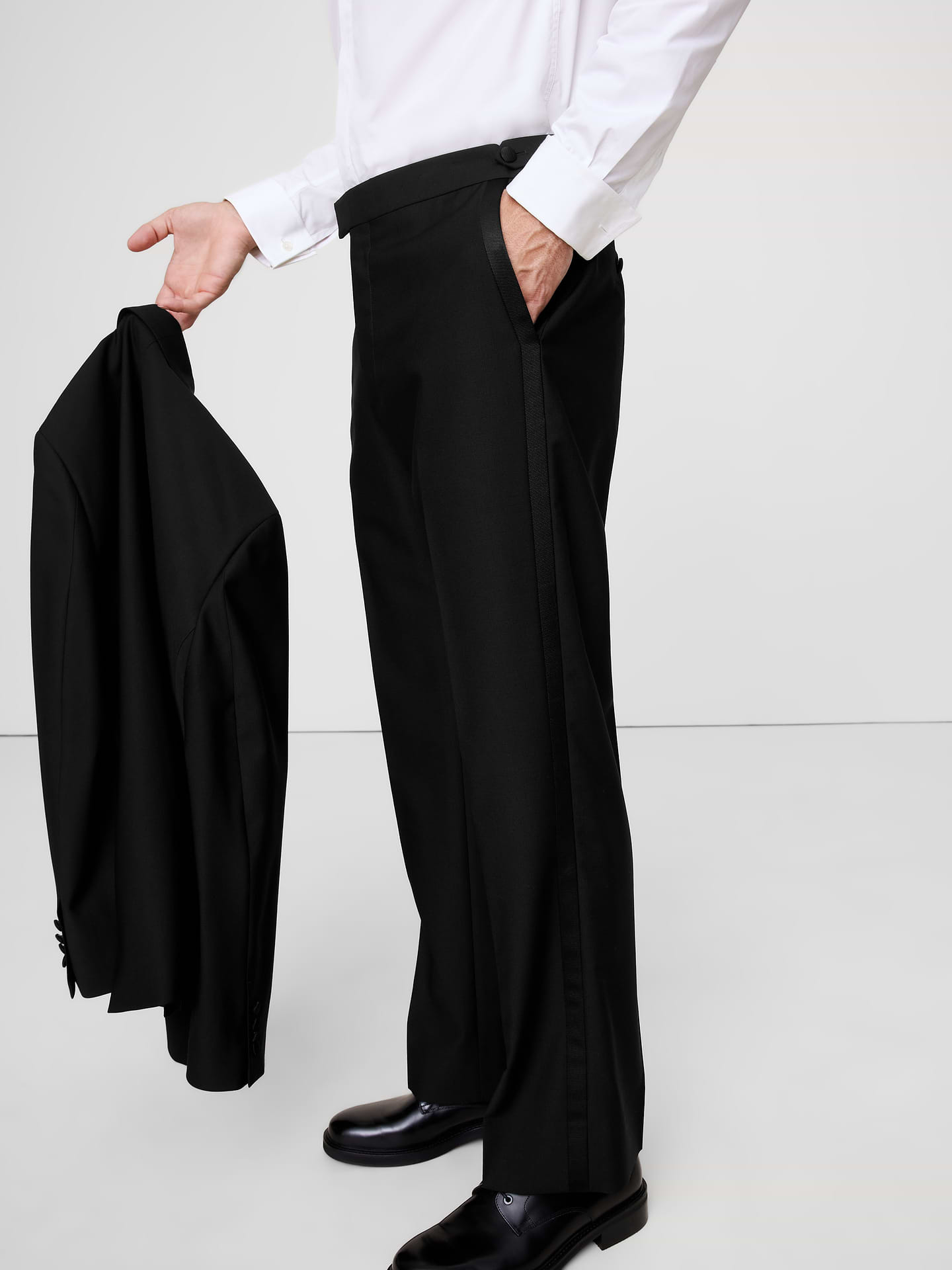 L'image numéro 5 présente Pantalon de smoking droit en laine italienne barathéa