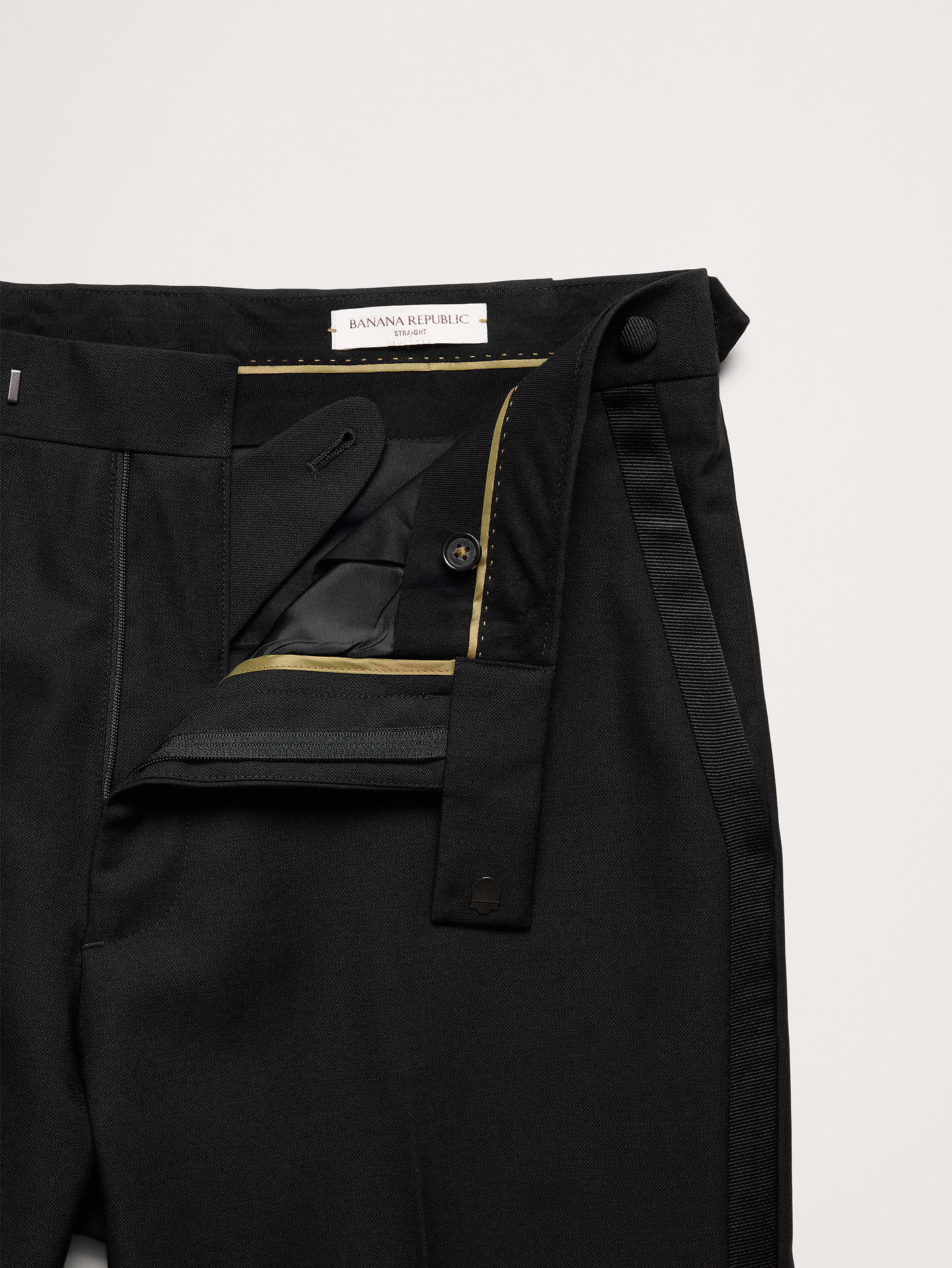 L'image numéro 6 présente Pantalon de smoking droit en laine italienne barathéa