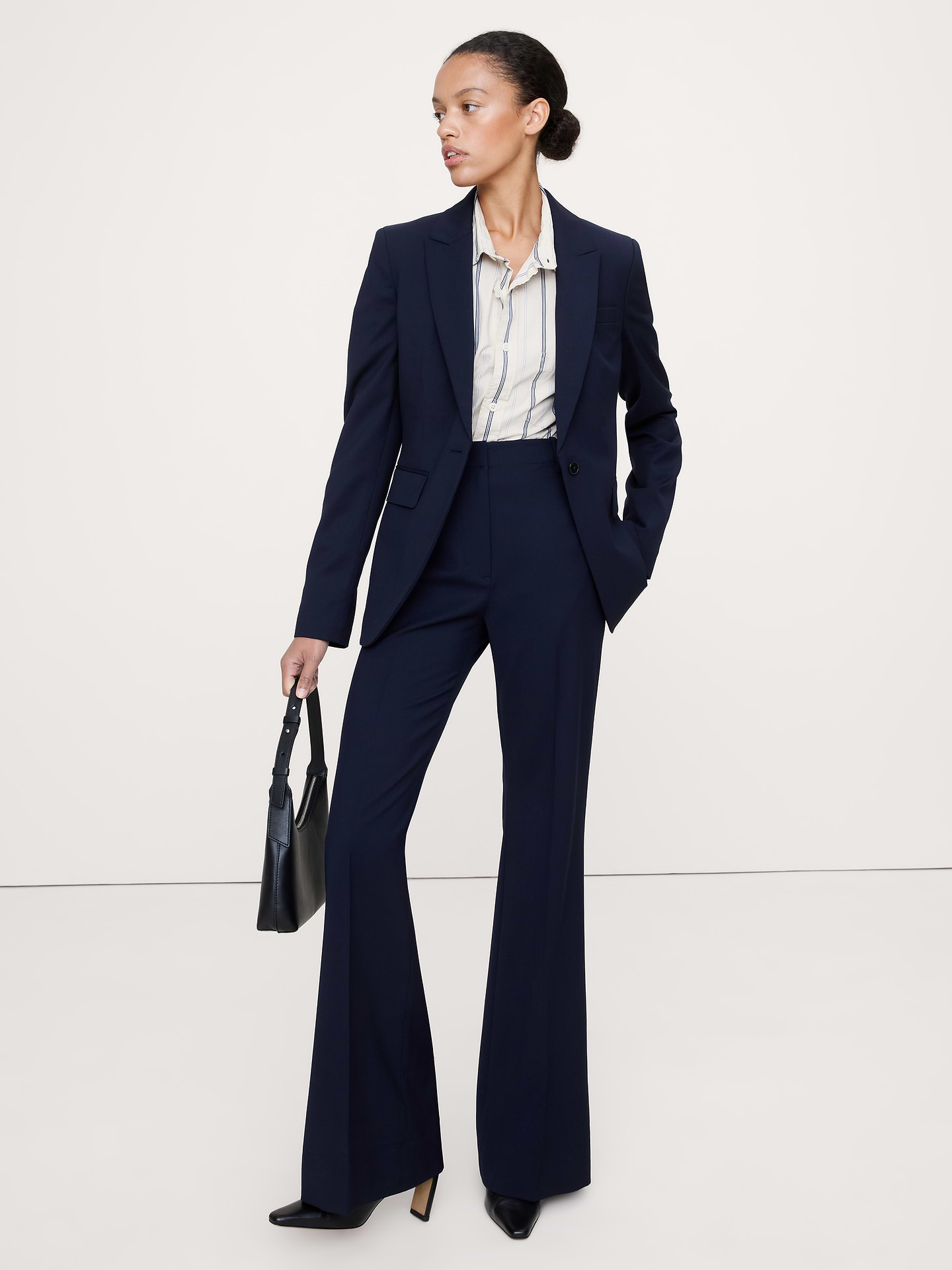 L'image numéro 1 présente Pantalon évasé à taille haute en laine italienne légère