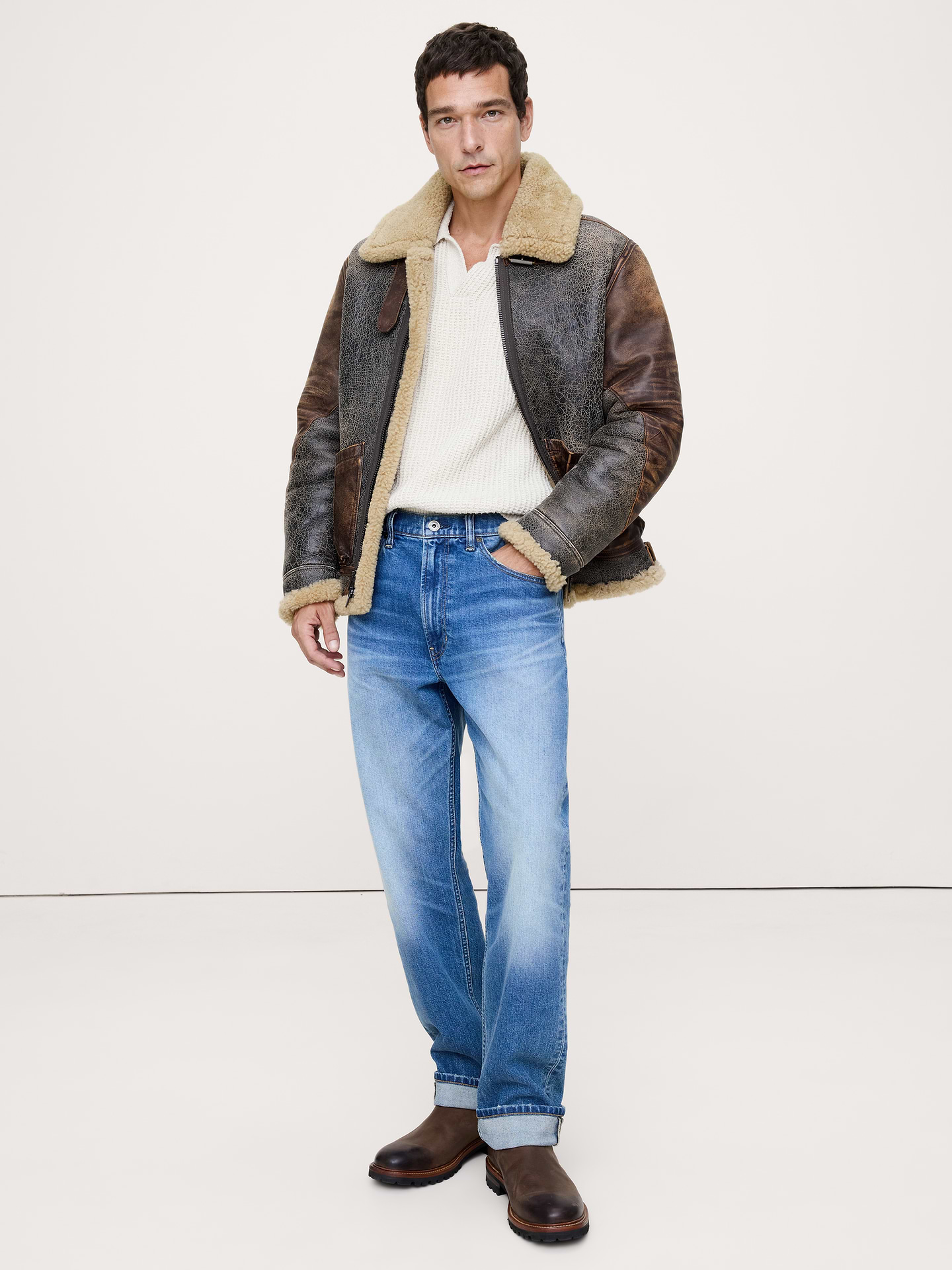 Image 1 de 7, Conçu à l’origine pour garder les pilotes au chaud à haute altitude, le blouson d’aviateur classique en rason est de retour, réinventé dans une palette de couleurs avec des détails vieillis astucieusement. Regardez attentivement et notez le fini craquelé du magnifique suède et le lustre de ses garnitures en cuir., Plus chaud: En peau de mouton retournée véritable. Conçu pour être chaud pendant les journées les plus froides., Coupe décontractée., Fermeture à glissière avec boucle sous le col., Poches devant., Pattes avec boucle à la taille., Produit #810994