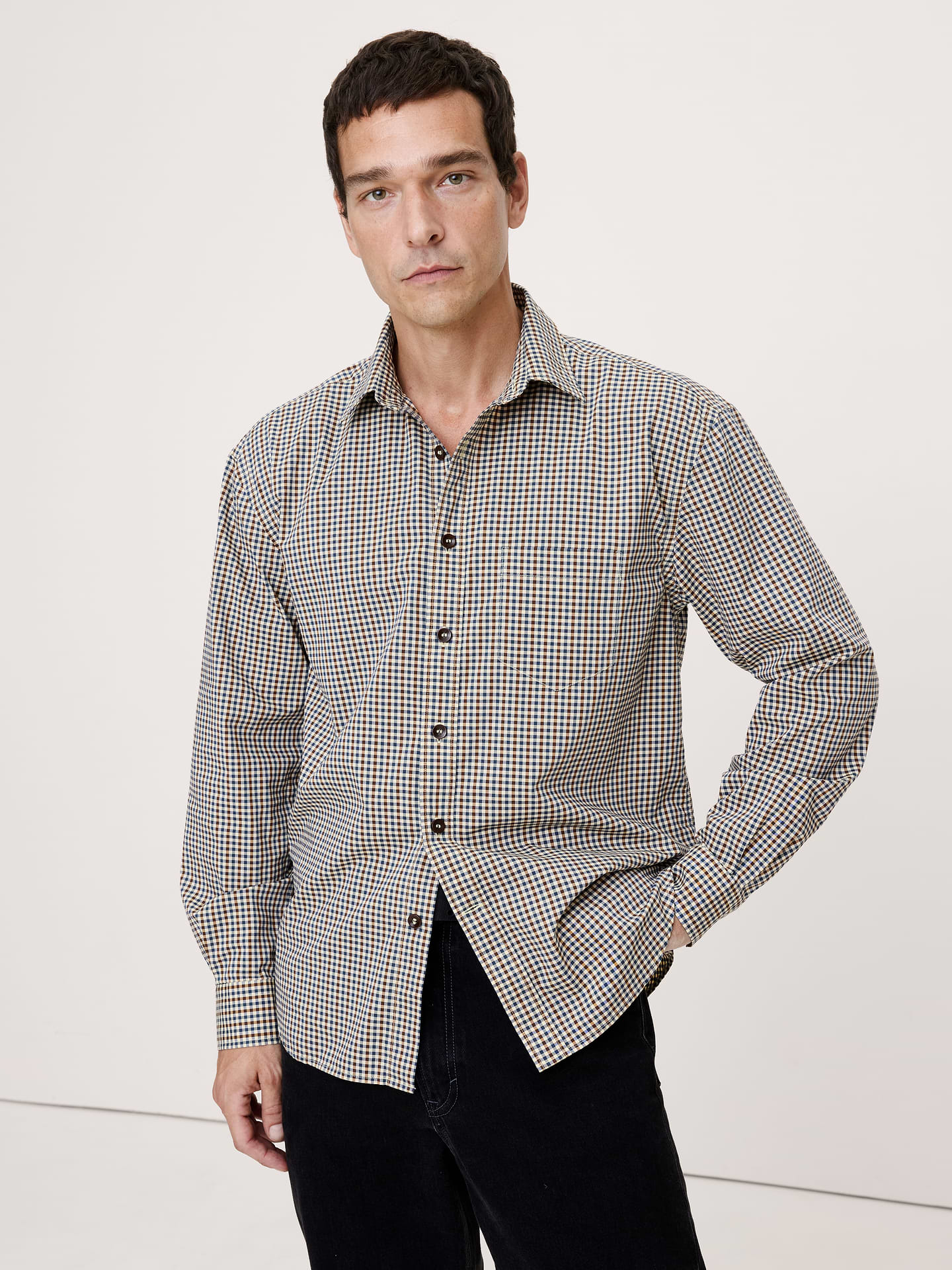 Image 1 de 1, Notre chemise en popeline la plus populaire est maintenant offerte dans une coupe décontractée. Nous avons utilisé un procédé de lavage spécial qui lui confère une douceur exquise. Repassez-la pour un fini impeccable ou portez-la sans la repasser pour un look décontracté légèrement froissé., Coupe décontractée au niveau des épaules, de la poitrine et de la taille avec emmanchure basse cousue., Col italien; devant boutonné., Poche poitrine., Pan de chemise arrondi., Produit #789723