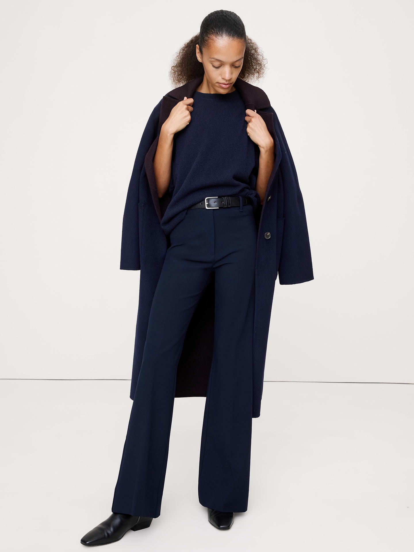 L'image numéro 1 présente Pantalon moderne évasé à taille haute en tissu urbain extensible