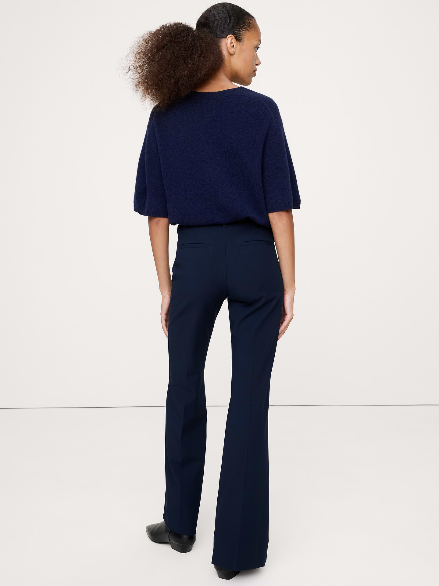 L'image numéro 3 présente Pantalon moderne évasé à taille haute en tissu urbain extensible