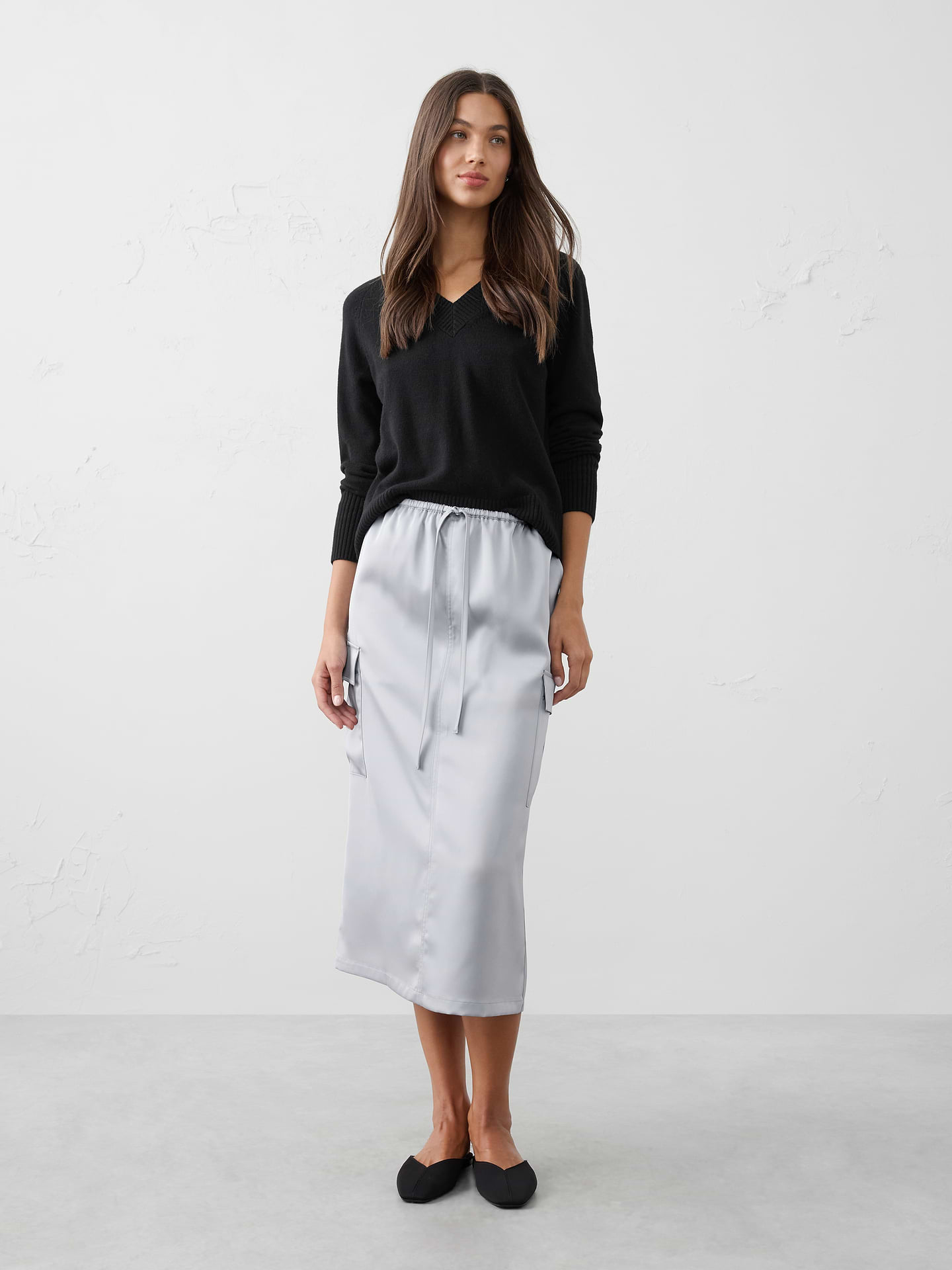 Image 1 of 4, Pull on., Elasticated waistband with external drawcord., Off-seam front pockets., Cargo pockets on sides., Features front and back seam detailing., Straight hem with center back slit., Made exclusively for Banana Republic Factory., Product #844347