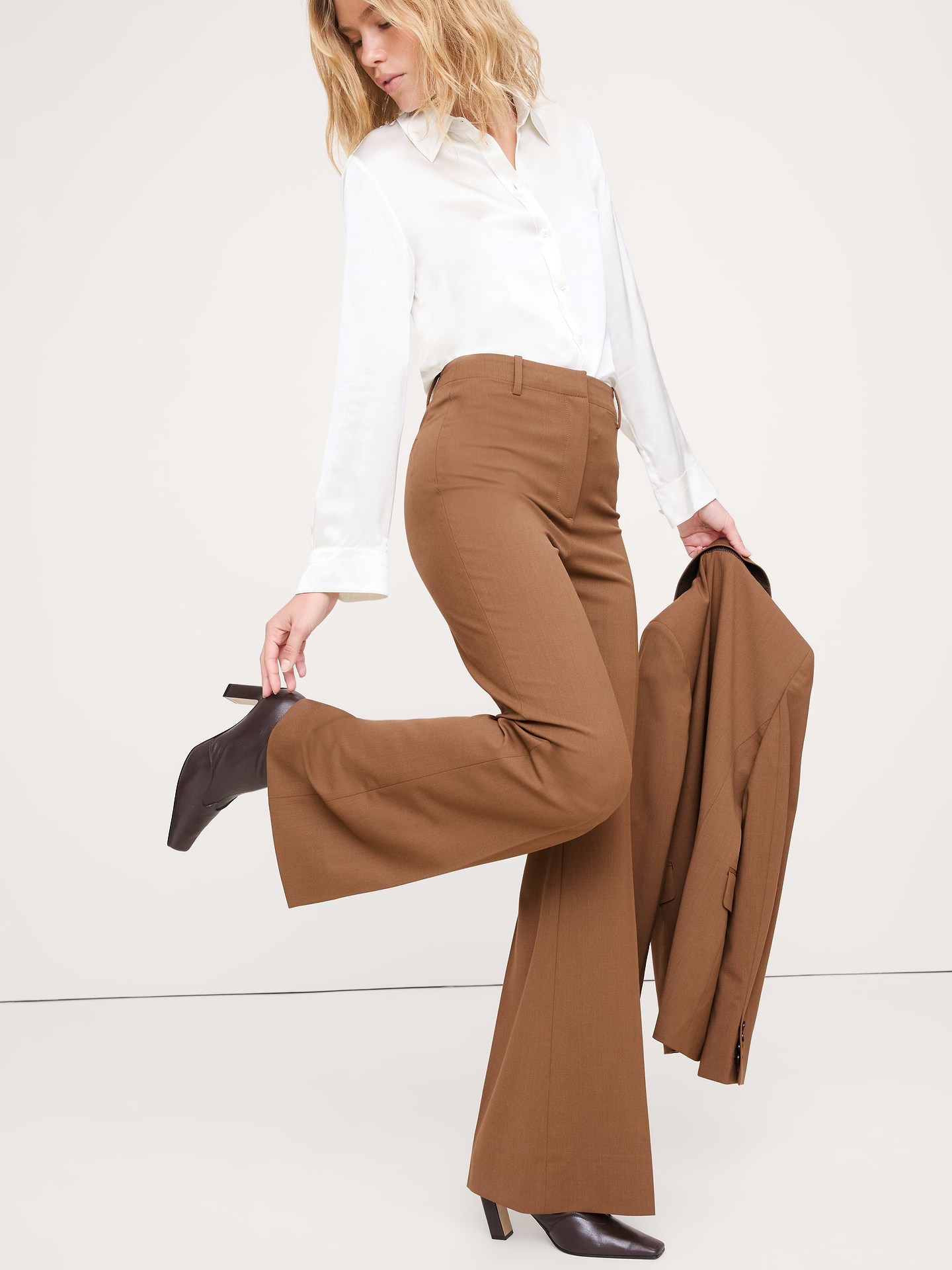 L'image numéro 6 présente Pantalon évasé à taille haute en laine italienne légère