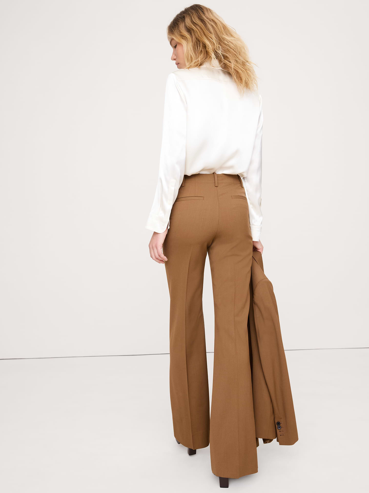 L'image numéro 5 présente Pantalon évasé à taille haute en laine italienne légère