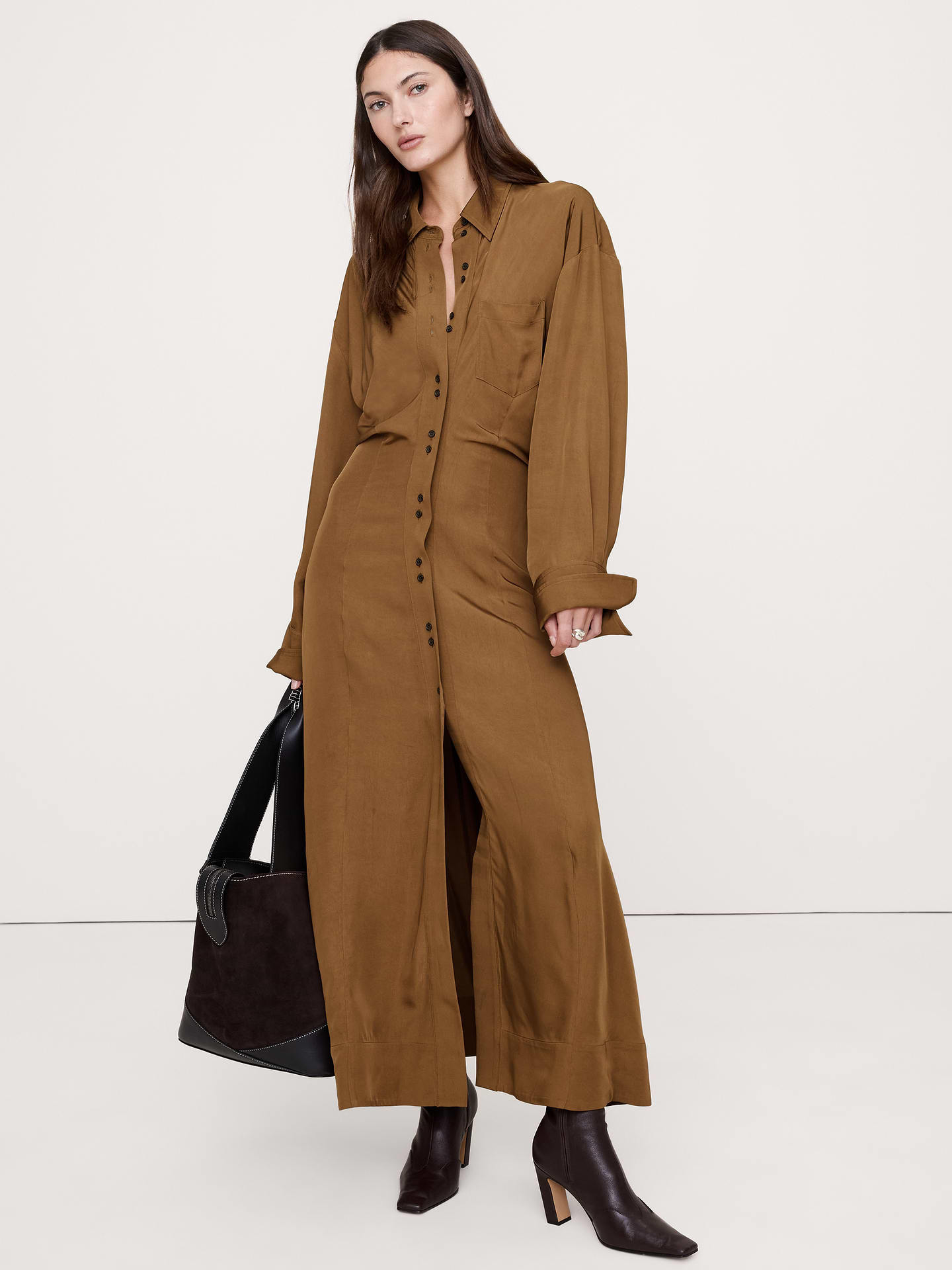 L'image numéro 1 présente Robe chemise en sergé drapé à taille cintrée