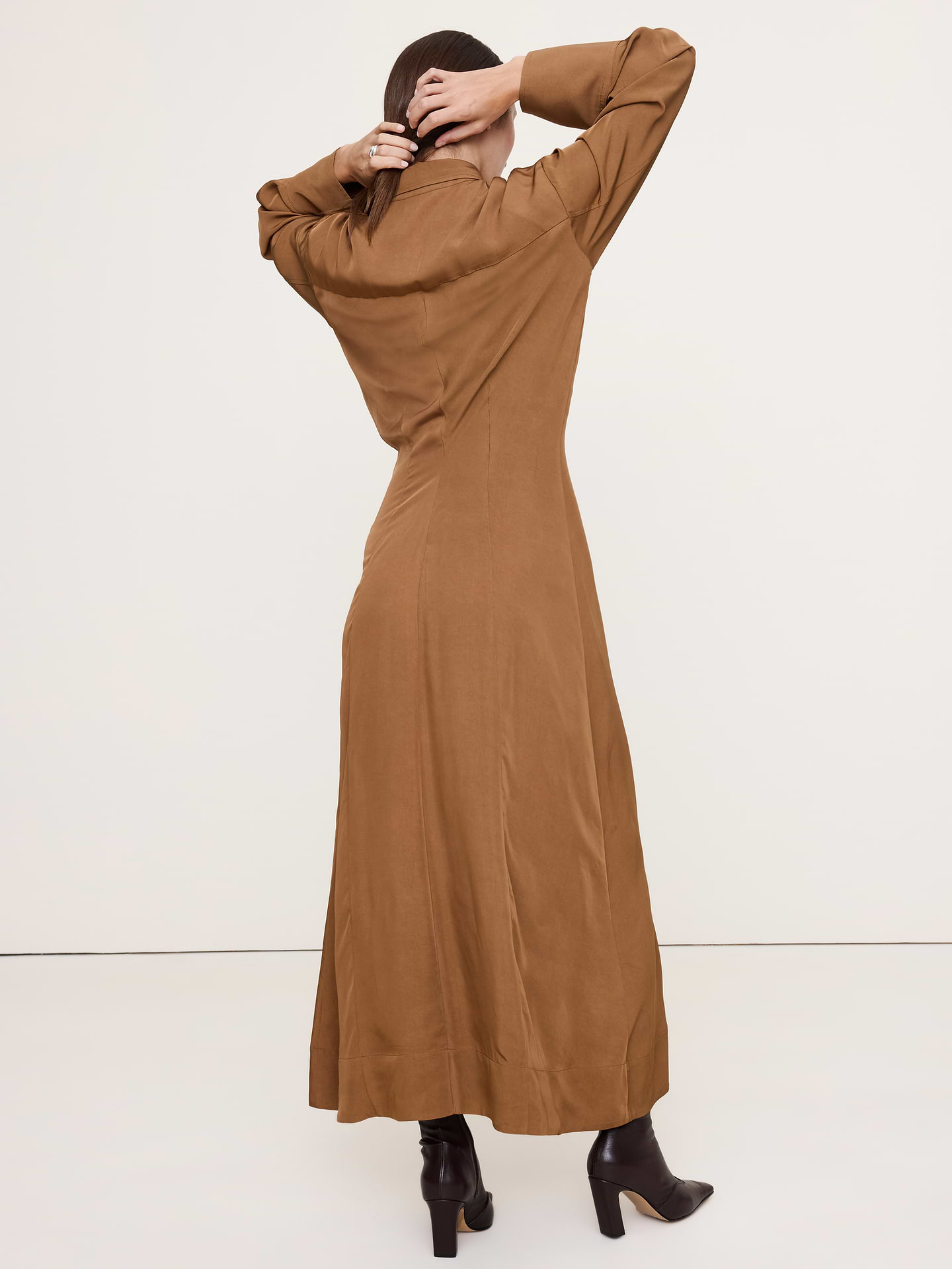 L'image numéro 6 présente Robe chemise en sergé drapé à taille cintrée