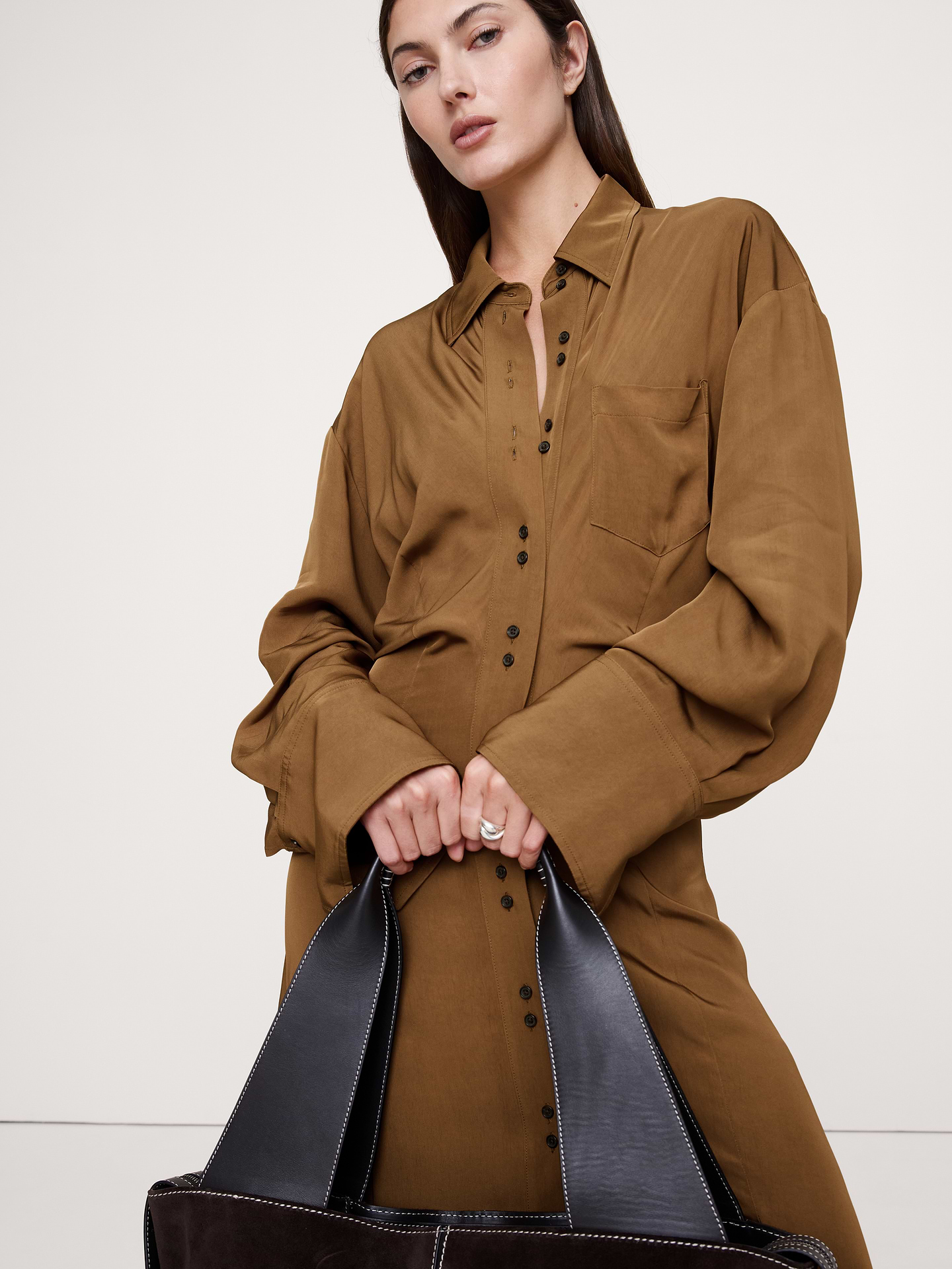 L'image numéro 7 présente Robe chemise en sergé drapé à taille cintrée