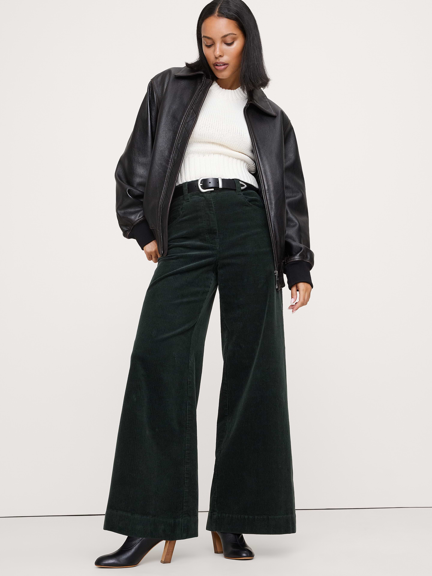 L'image numéro 1 présente Pantalon en velours côtelé à jambe large et à taille très haute