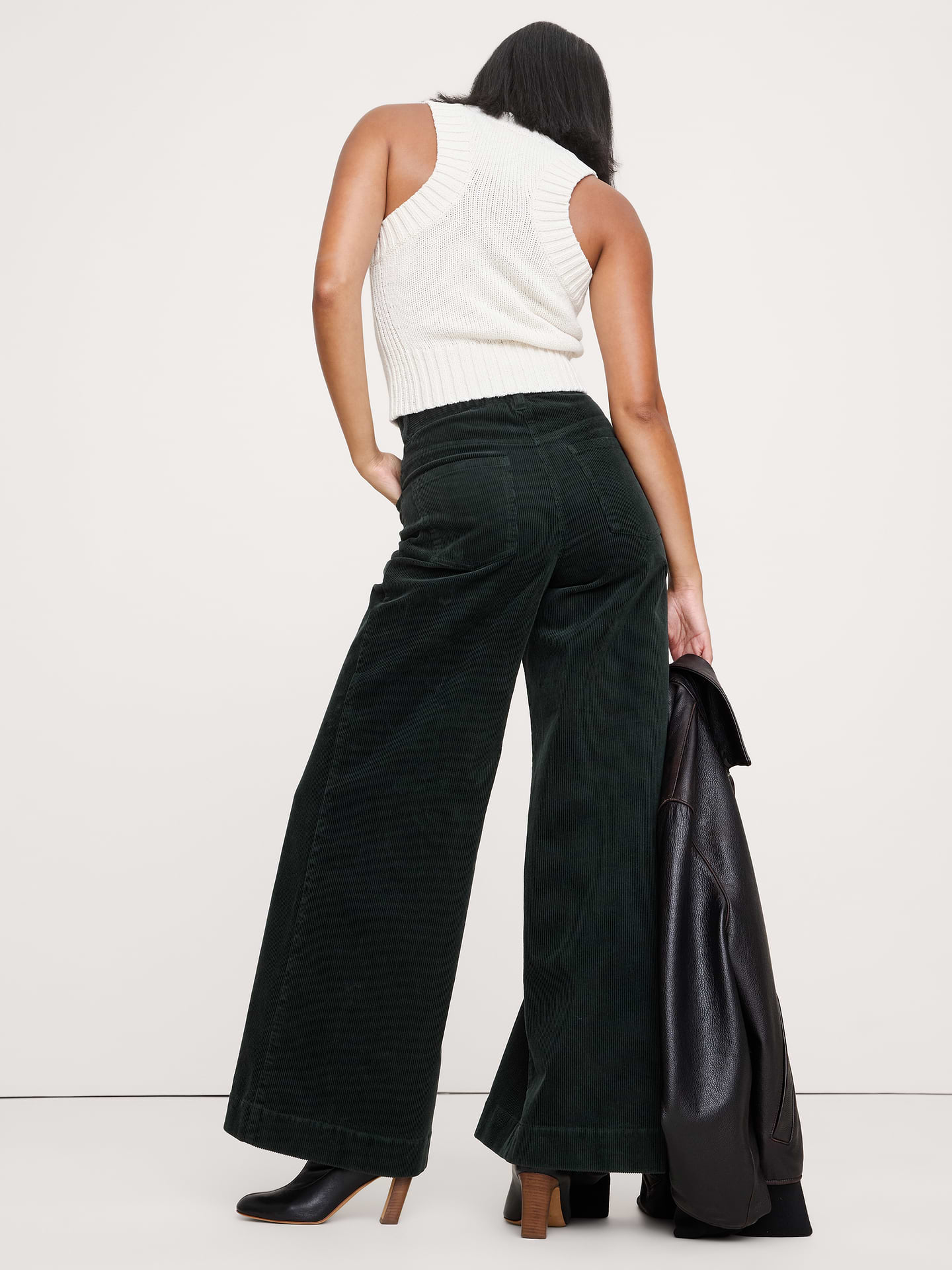 L'image numéro 3 présente Pantalon en velours côtelé à jambe large et à taille très haute