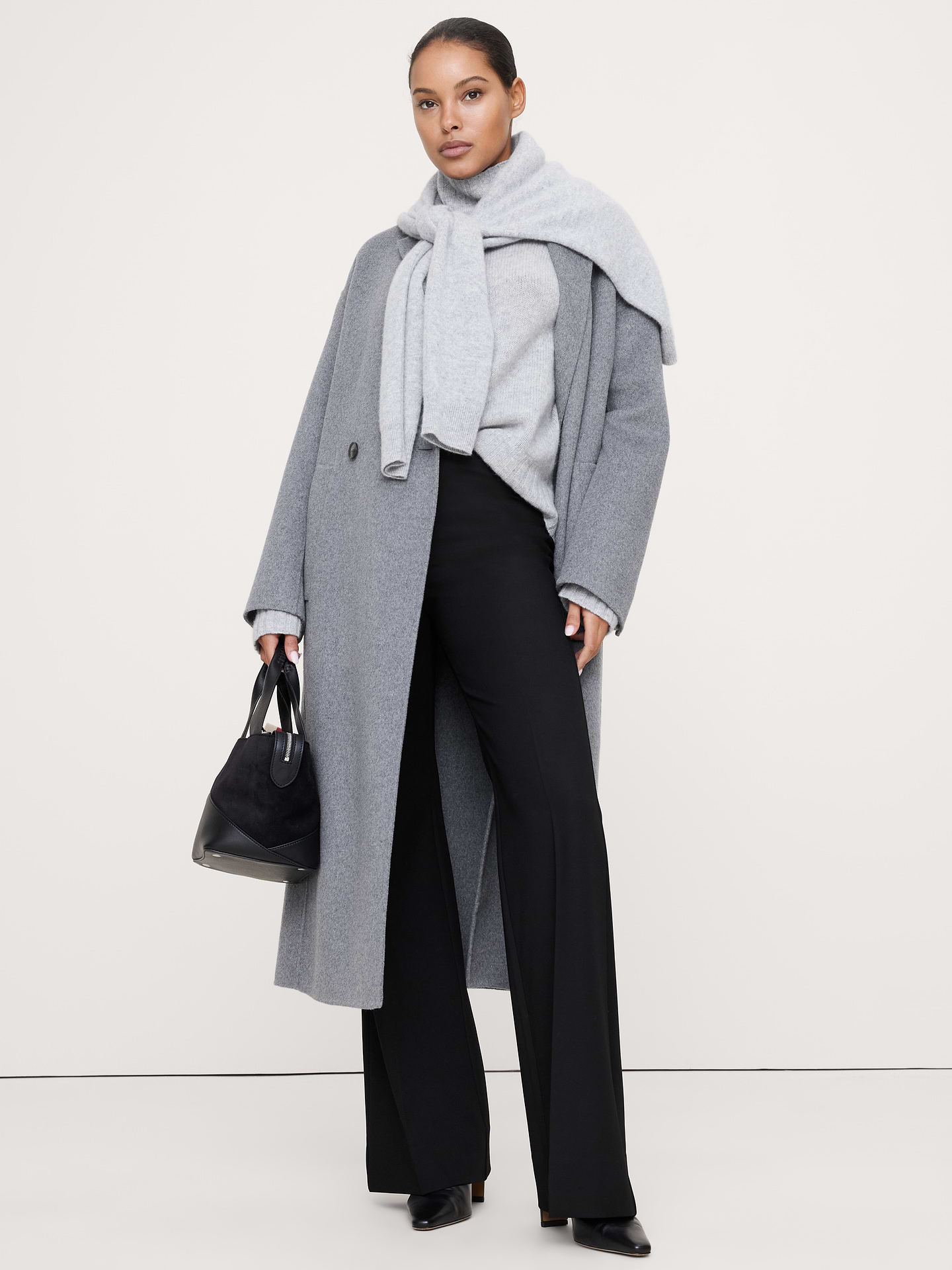 L'image numéro 1 présente Pantalon moderne évasé à taille haute en tissu urbain extensible