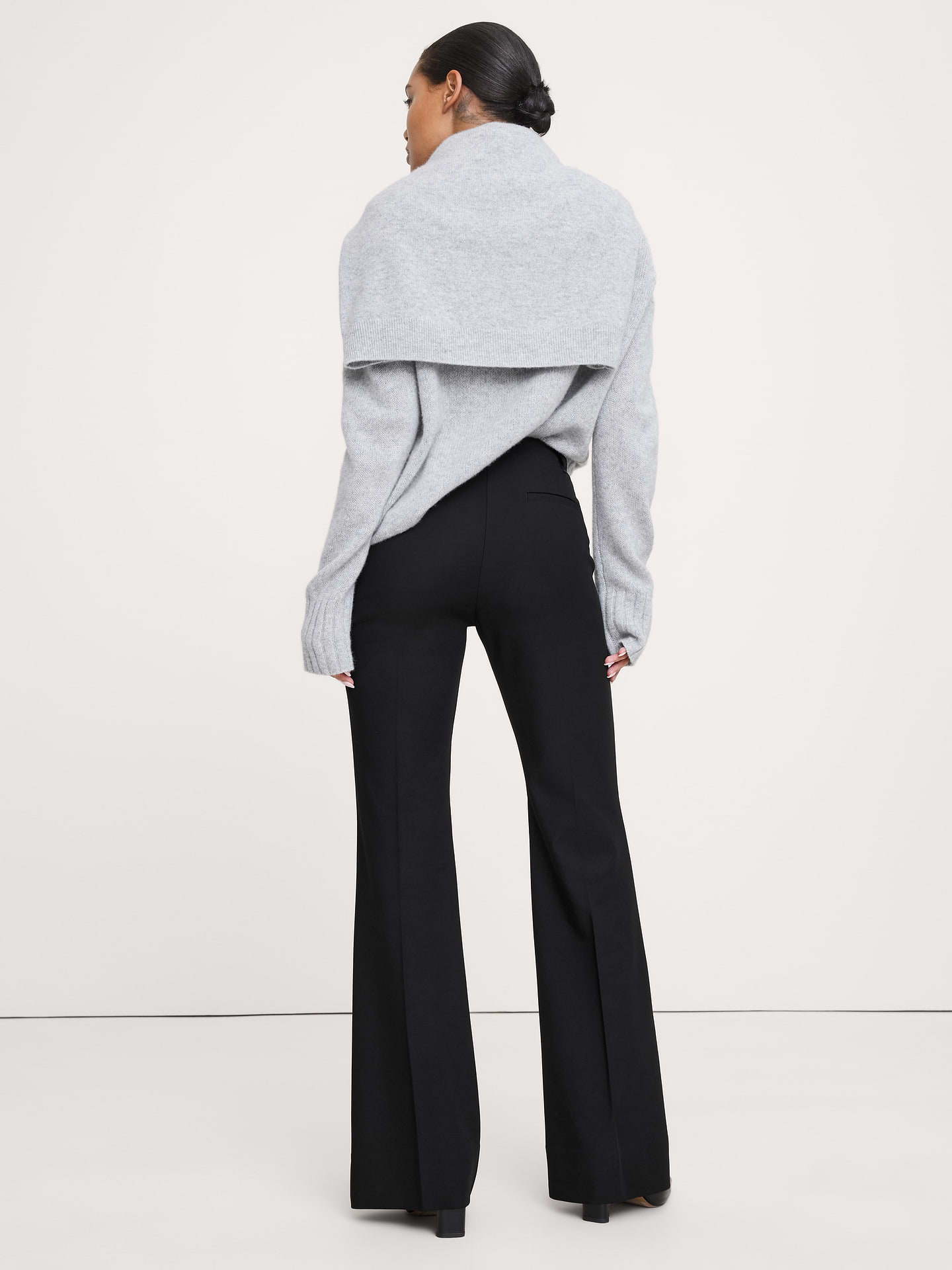 L'image numéro 3 présente Pantalon moderne évasé à taille haute en tissu urbain extensible