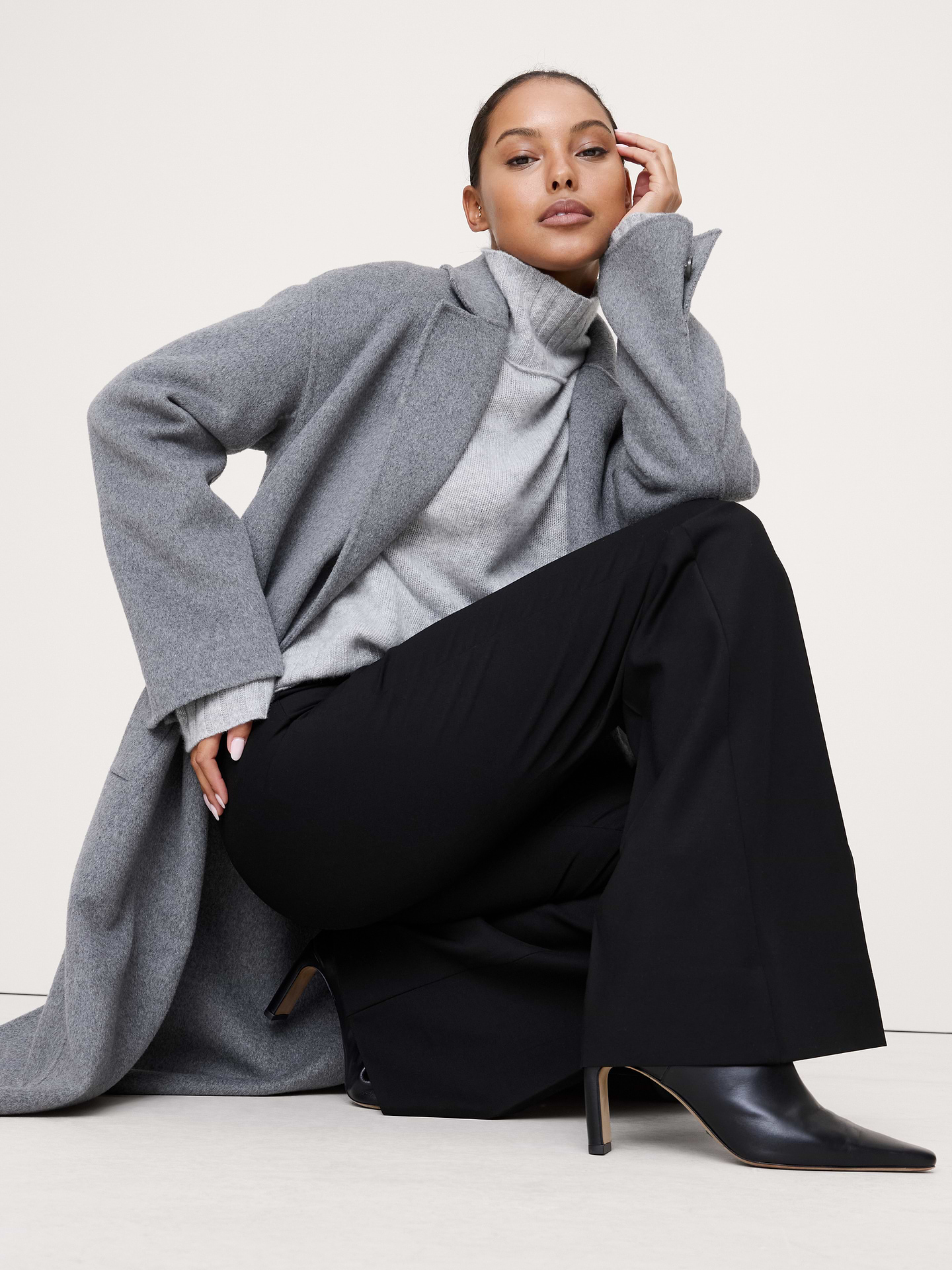 L'image numéro 4 présente Pantalon moderne évasé à taille haute en tissu urbain extensible